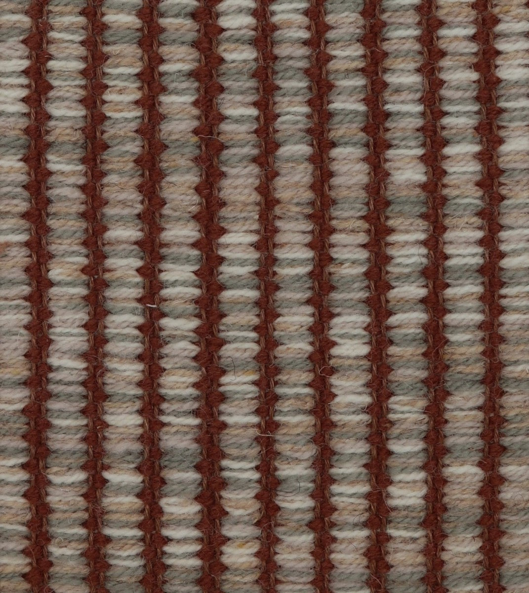 <p>Fields main 06, 1011, 03, 1008 inside red-brown 6002 on the natural yarn</p>