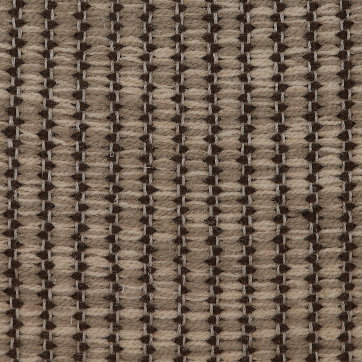 <p>Fields, main cream mix 07, 6014 inside dark-brown CH4326 on the natural yarn</p>