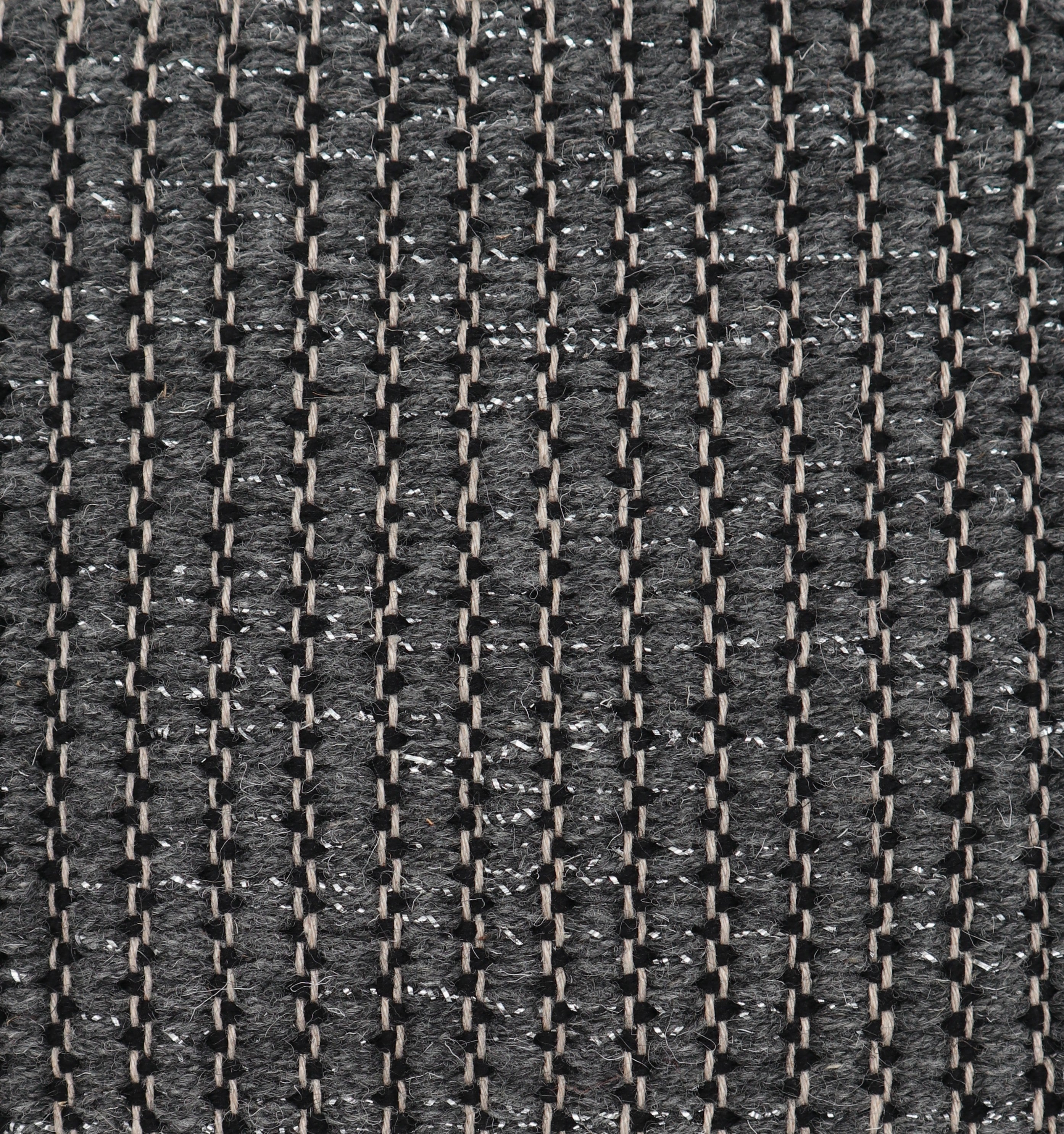 <p>Fields, main dark grey 05, 05 + silver lurex (x1), inside black 1006, warp - natural</p>