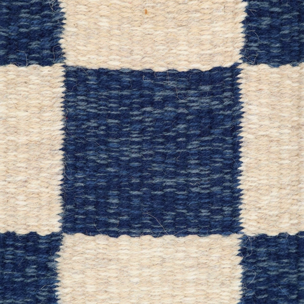 <p>Draell Chequered, sq 1 - beige mix  03, 07, 19, sq 2 - dark blue mix CH014, 5027, 504 on the natural yarn</p>