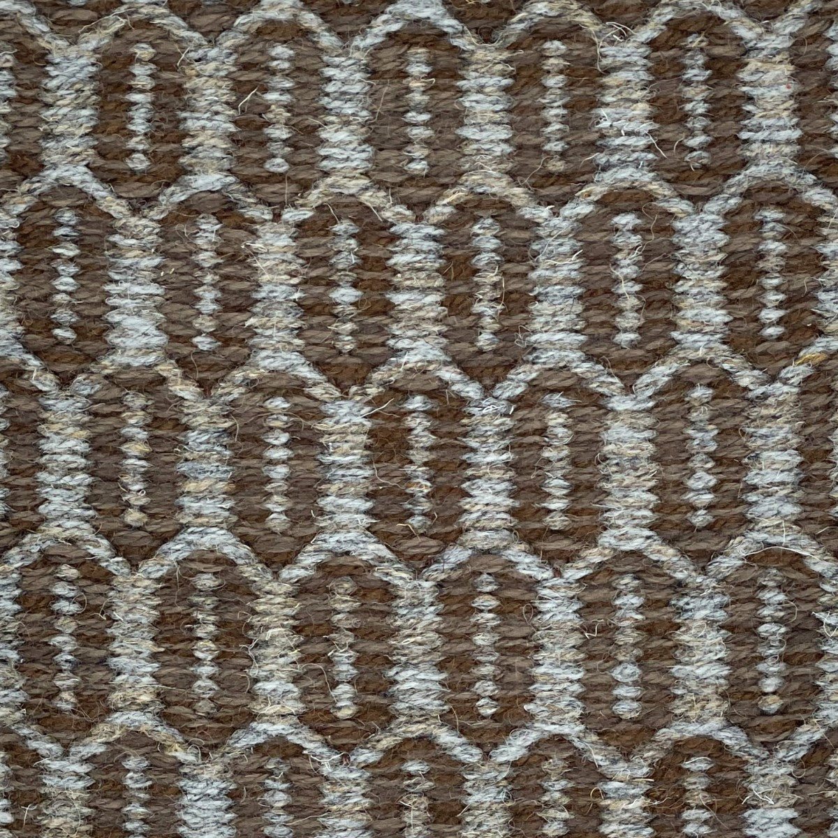 <p>Flat Honeycombs, 1 row - grey mix 04, 11, 2 row - brown mix 6017, 6005, 8132 on the dark brown yarn</p>