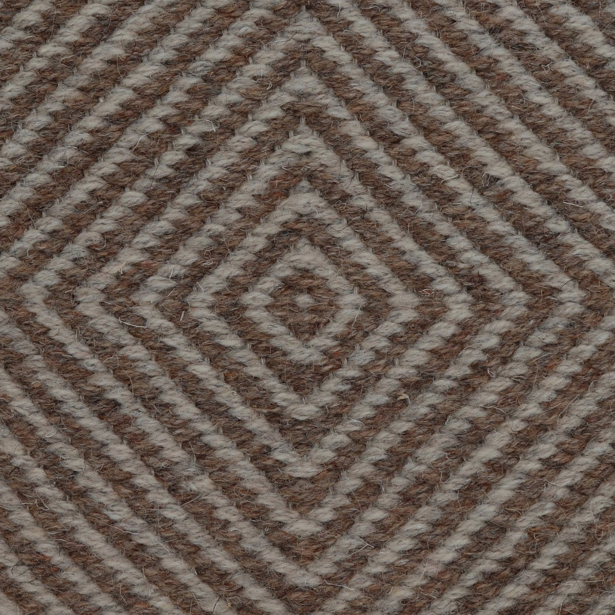 <p>Flat Large Dual Diamond Twill, main light grey 12, inside brown 02 on the natural yarn</p>