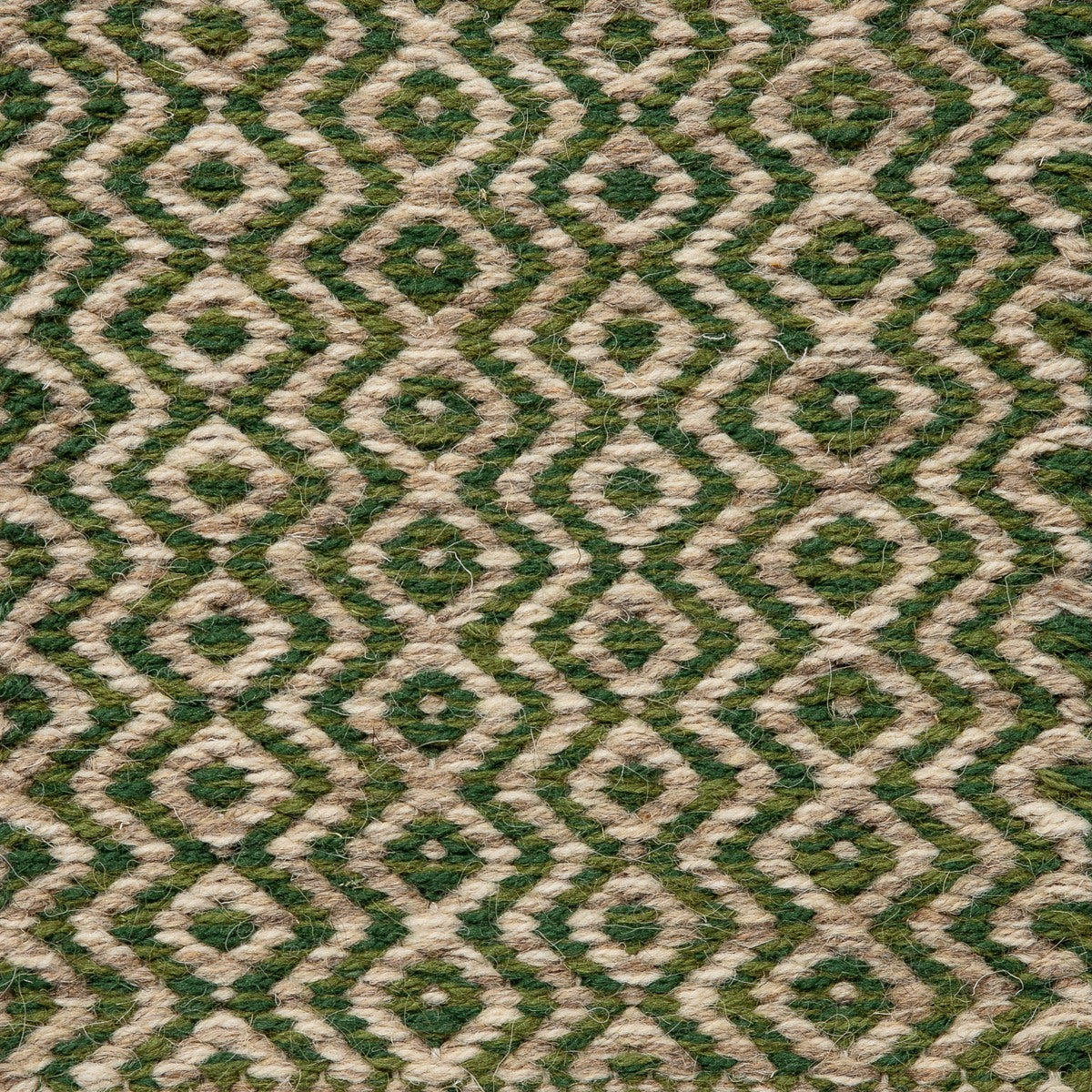 <p>Flat Round Diamond Twill, 1 row - nature mix 03, 02, 07, 2 row - green mix CH015, 4011 on the natural yarn</p>