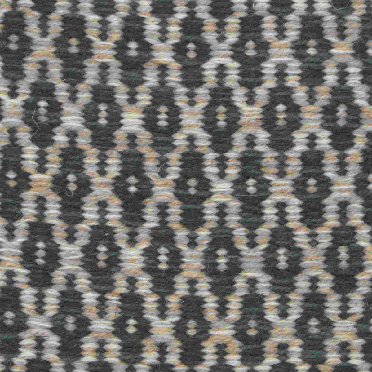 <p>Flat Ukrainian Flower, row 1 - warm grey mix 12, ST1011, 03, 06, row 2 - 6020, 262, CH017 on the natural yarn</p>