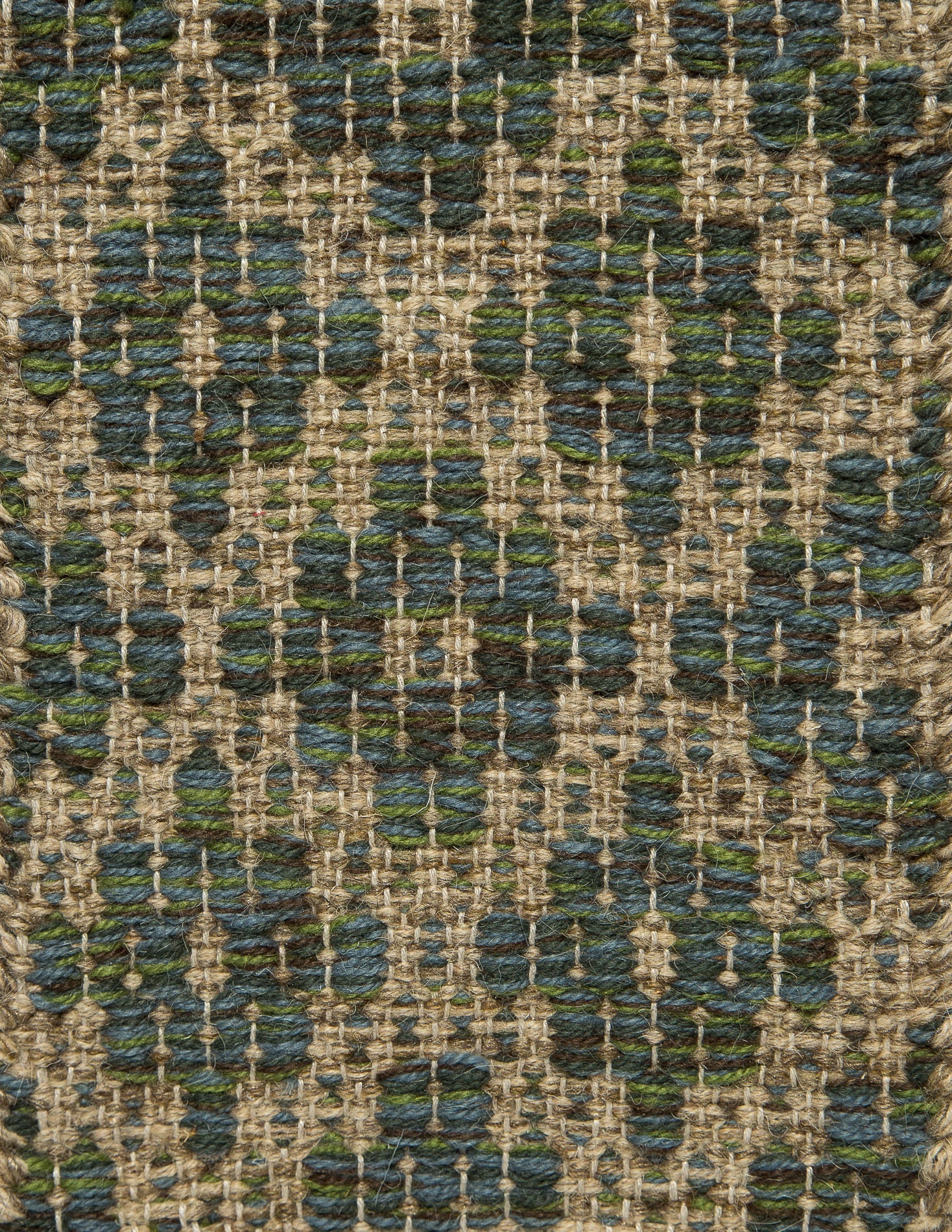 <p>Flower, Base in beige mix 02, 03, flower in mix of CH3424, CH015, CH017, CH4326 on the natural yarn</p>