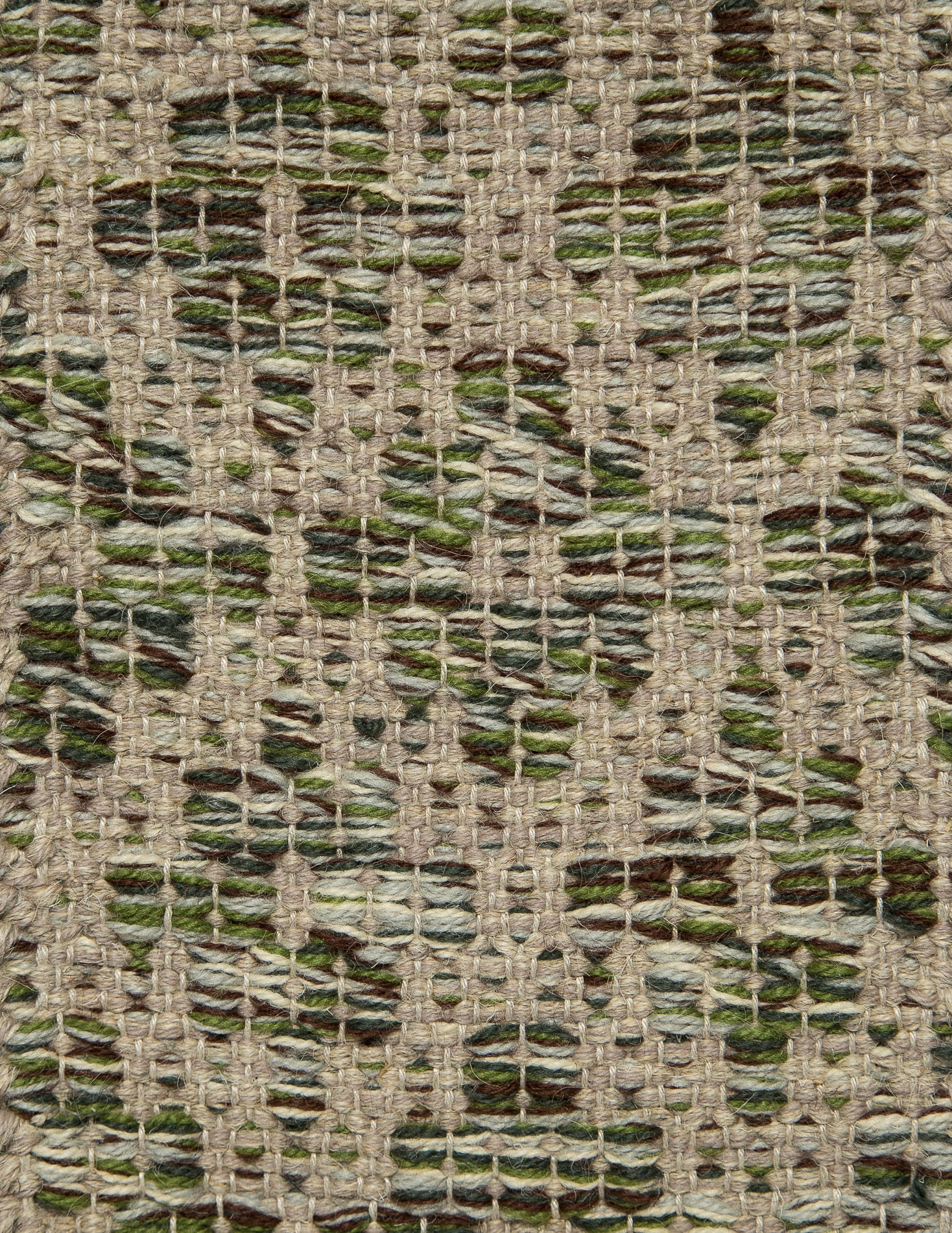 <p>Flower, Base in grey mix 12, 1011, flower in  mix of CH017, CH033, CH015, CH1014, 6005 on the natural yarn</p>