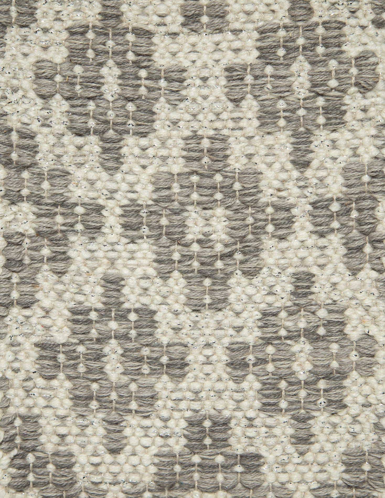 <p>Flower, Base in white mix 1023, CH044, CH044 witn silver metallic effects, flower in grey mix 1009, 1002, 062 on the natural yarn</p>