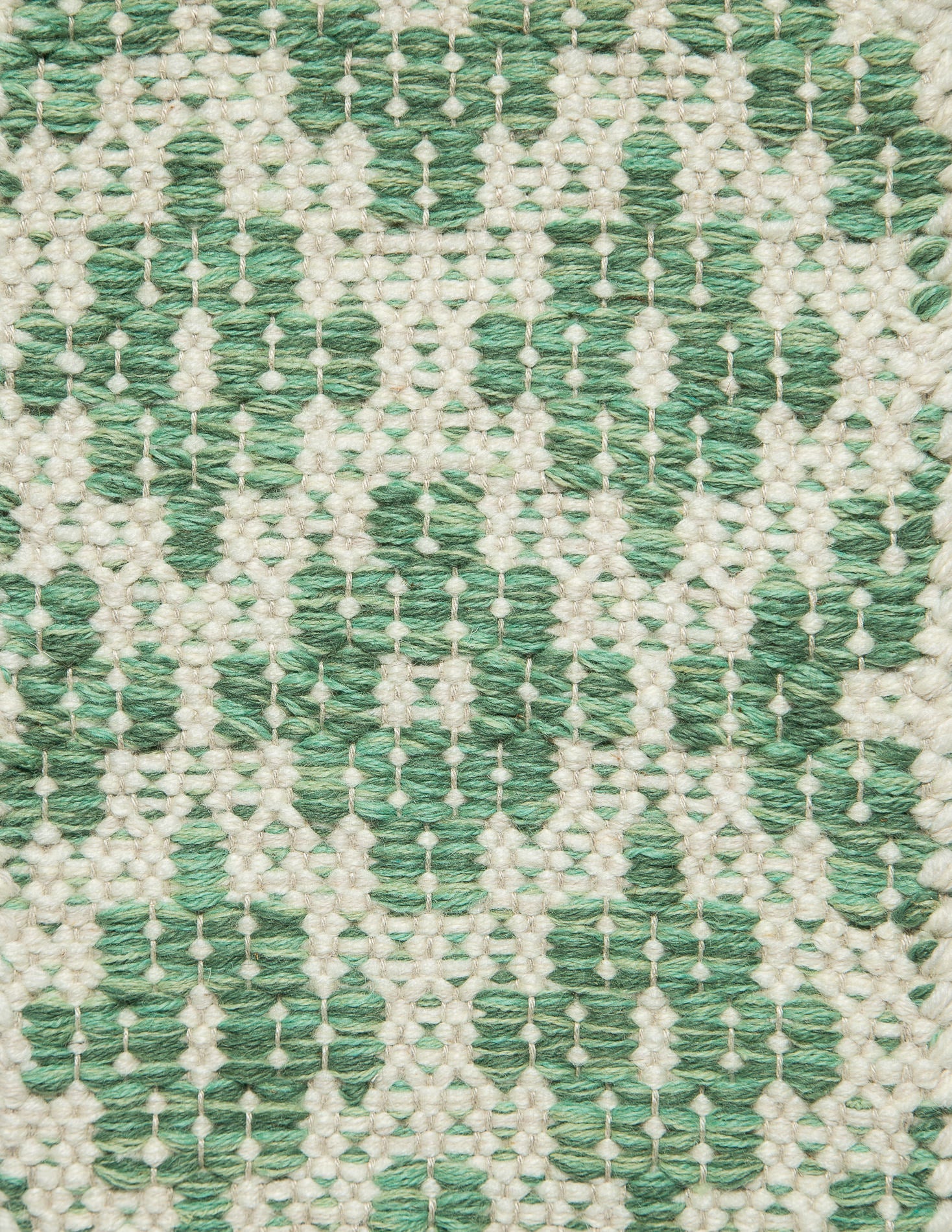 <p>Flower, Base in white mix CH044, 1023, flower in green mix 4001, 4002, 4006 on the natural yarn</p>