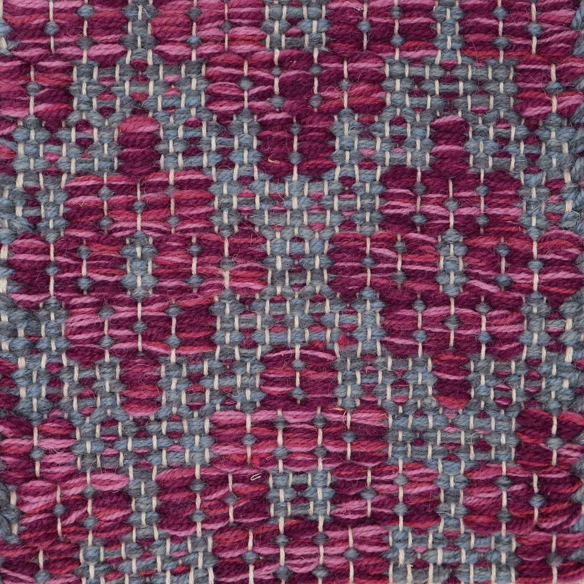 <p>Flower, base blue-grey mix 8029, 8052, 8053, Cross in violet mix 8036, 8037, 7014, 7004 on the natural yarn</p>