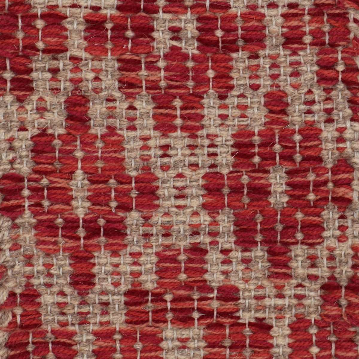 <p>Flower, base in beige mix 02, 03, cross in red mix 8153, 8154, 8119, 3011, 3015 on the natural yarn</p>