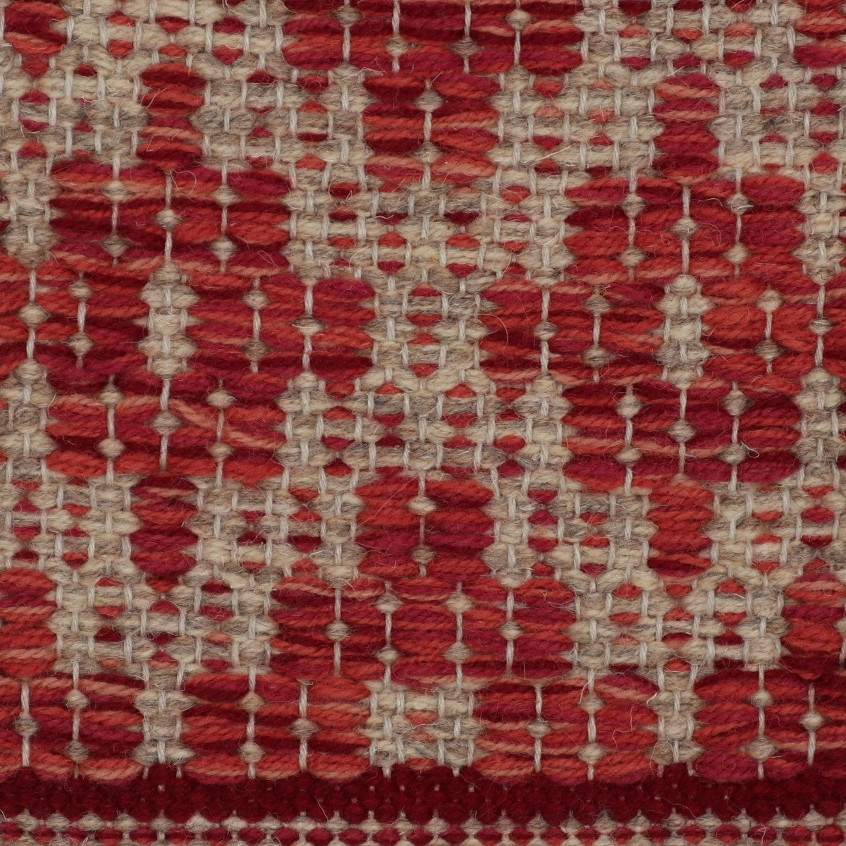 <p>Flower, base in beige mix 02, 03, cross in red mix 8153, 8154, 8119, 3011, 3015, stripe in red 3015 on the natural yarn</p>