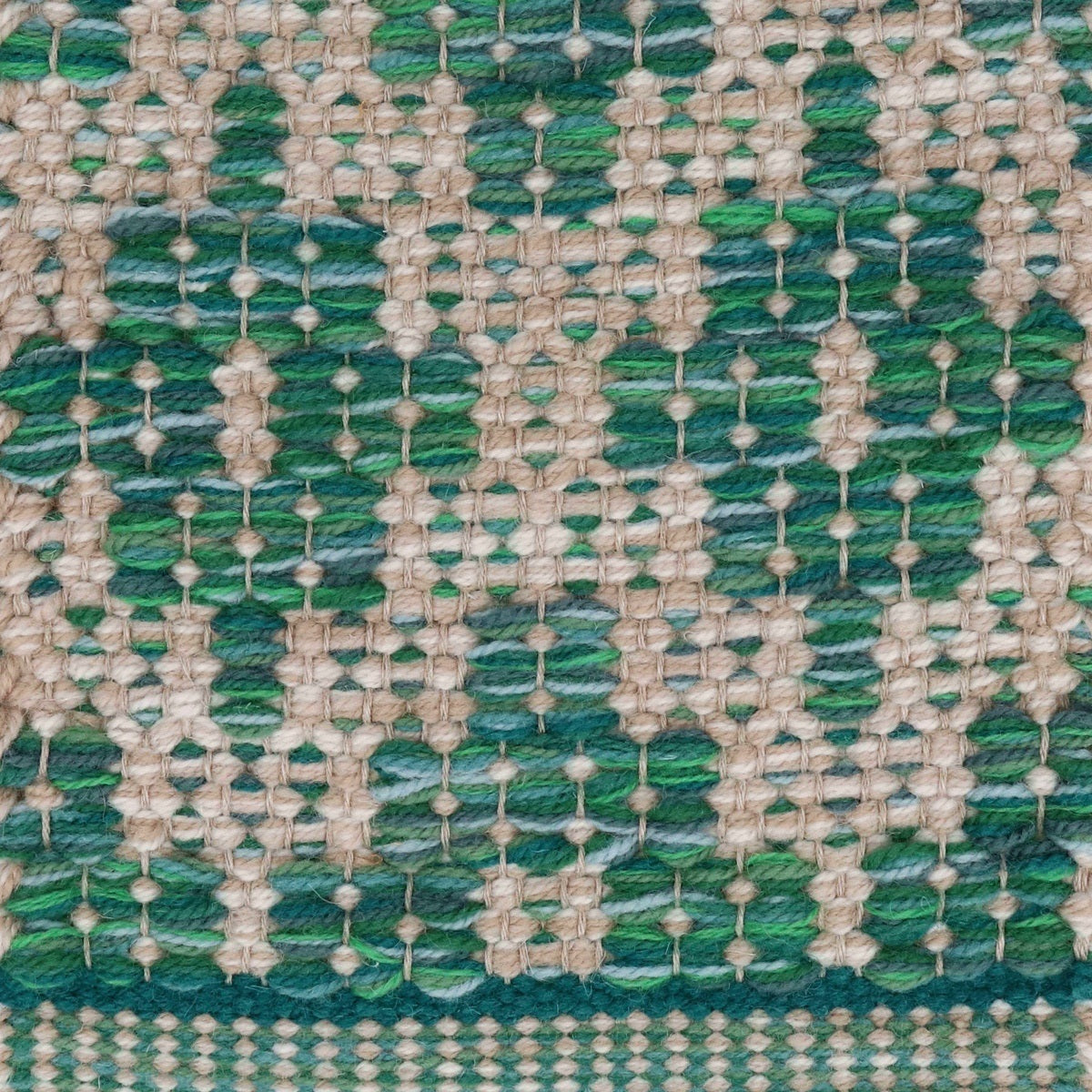 <p>Flower, base in beige mix 1008, 1023, 6040, cross in green mix 4006, 4007, 4008, 4005, CH3424, CH050, 5008, 5012, stripe in the end 5008 on the natural yarn</p>