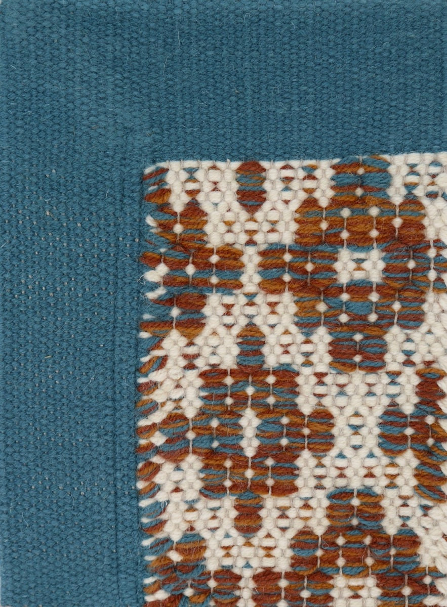 <p>Flower with Single Weave Frame, base cream CH044, 06; flower in mix of 6002, CH018, 8015; frame in blue 8015 on the natural yarn</p>