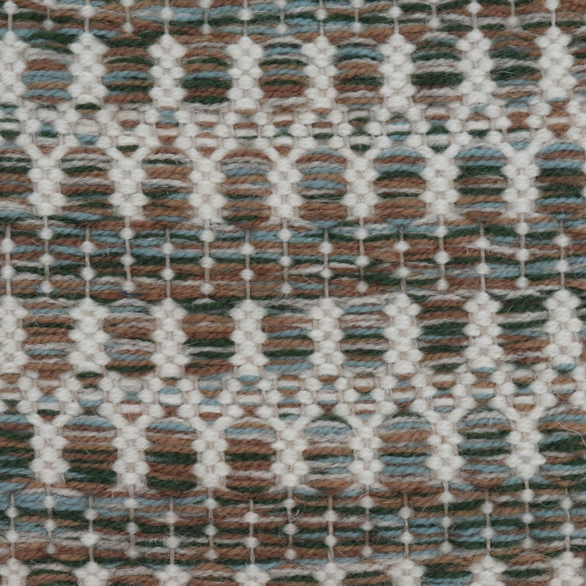 <p>Folk Zig Zag, main green mix CH4400, 12, 4011, 6110, 6101, inside white CH044 on the natural yarn</p>