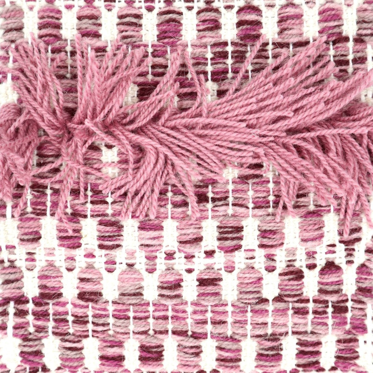 <p>Folk Zig Zag with Rya, main wine mix 7004, CH5226, CH1212, 8164, 8128, inside white 06, Rya in 8164 on the white yarn</p>