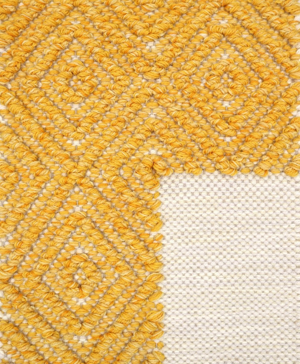 <p>Frame in Big Dual Diamond Twill in Bouclé, base white 1023, 6023 CH044, frame bouclé big diamond yellow 2004 (50%), 2006, 2002, 2005 on the natural yarn</p>