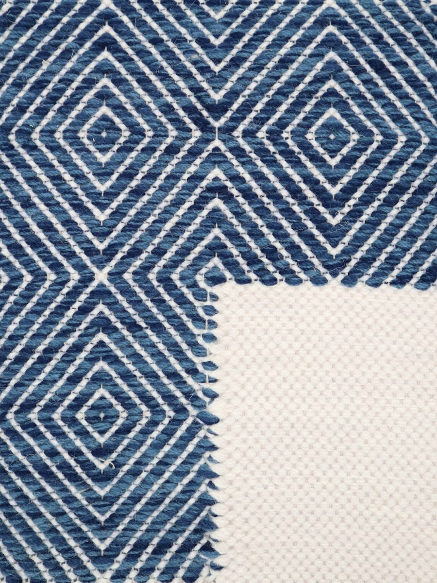 <p>Milano Frame in Big Dual Diamond Twill, base white 1023, CH044, frame in Big Dual Diamond Twill blue 8603, CH014, 5027 on the natural yarn</p>