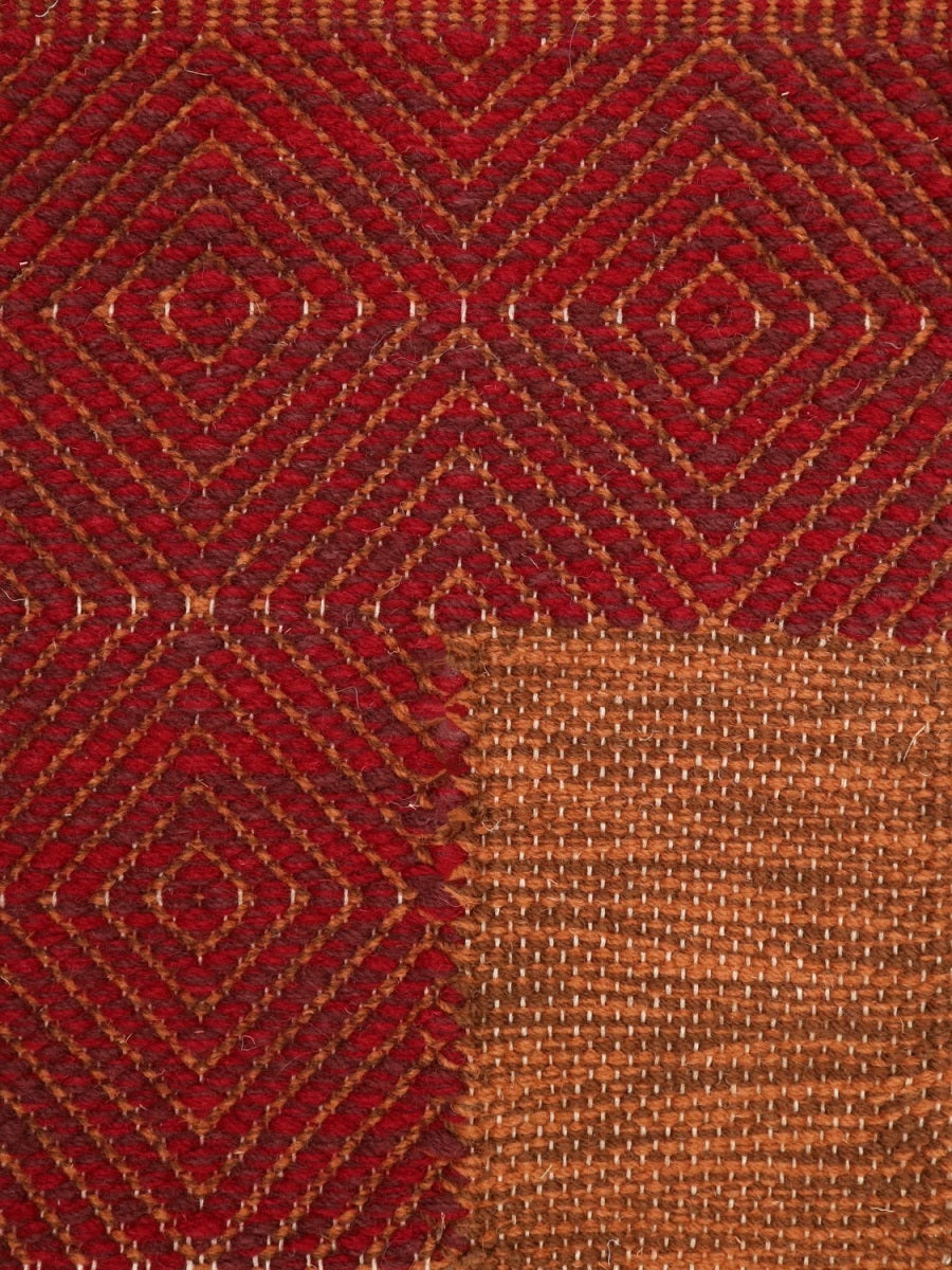 <p>Milano Frame in Big Dual Diamond Twill, base terracotta brown 8124, 8132, frame in Big Dual Diamond Twill in red  mix CH5226, 3015 on the natural yarn</p>