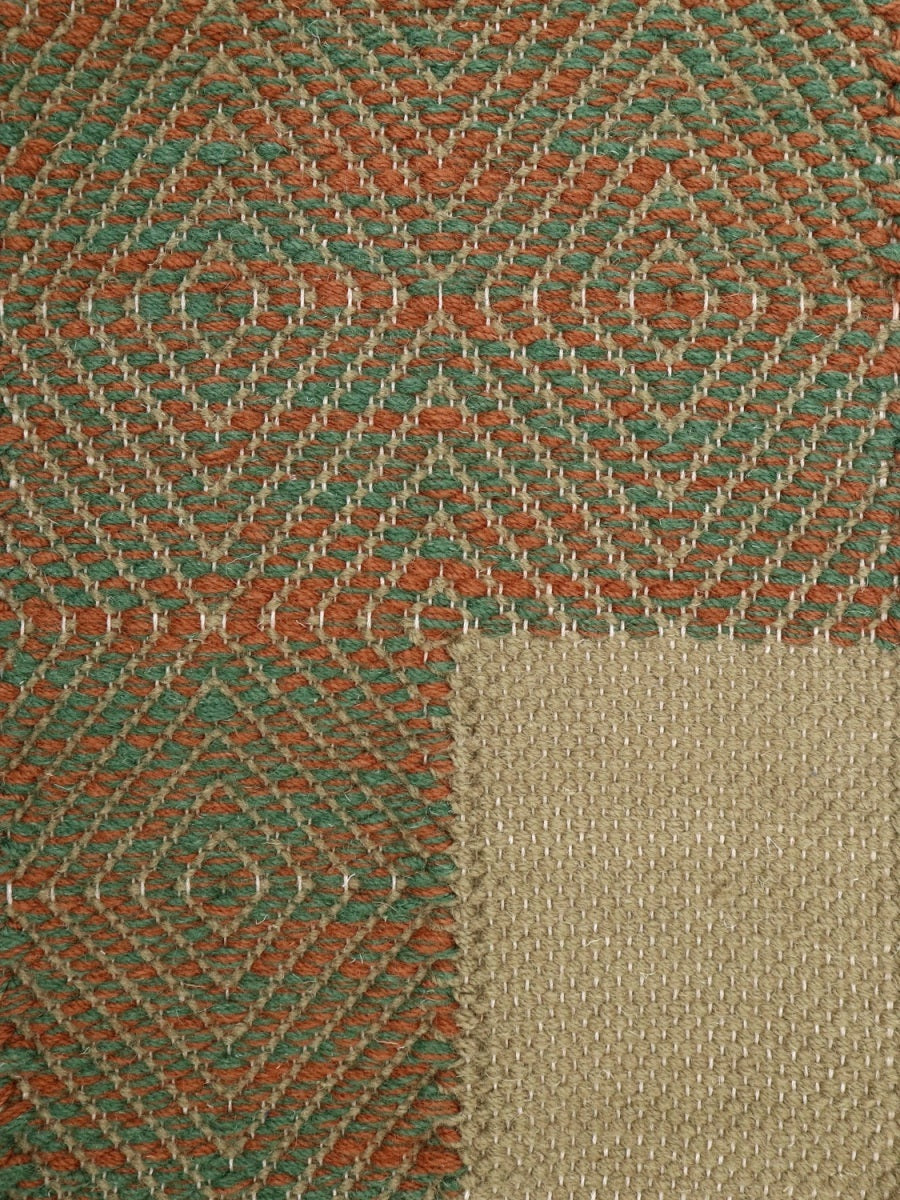 <p>Milano Frame in Big Dual Diamond Twill, base olive 8197, frame in Big Dual Diamond Twill in autumn leaves mix 8124, 4011 on the natural yarn</p>