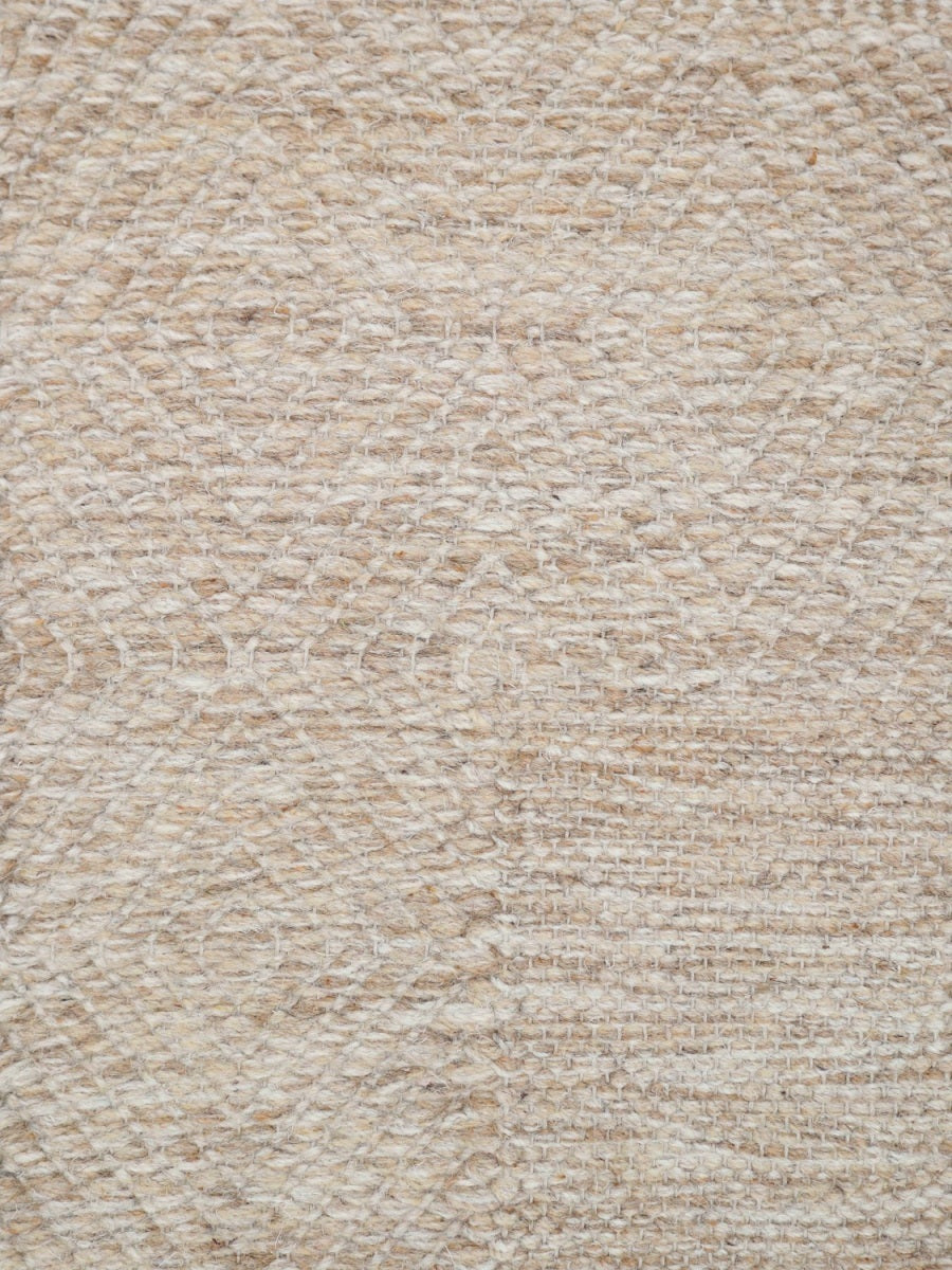 <p>Milano Frame in Big Dual Diamond Twill, base warm neutrals blend 12, 03, frame in Big Dual Diamond Twill in beige 02, 03, 12 on the natural yarn</p>