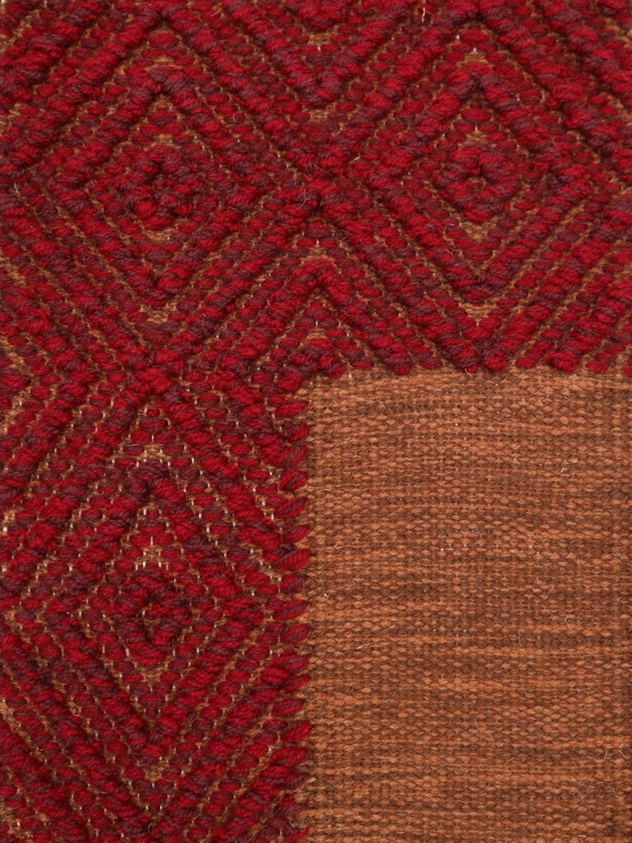 <p>Milano Frame with Bouclé in Big Dual Diamond Twill, base terracotta brown 8124, 8132, frame in Bouclé in Big Dual Diamond Twill in red mix CH5226, 3015 on the natural yarn</p>