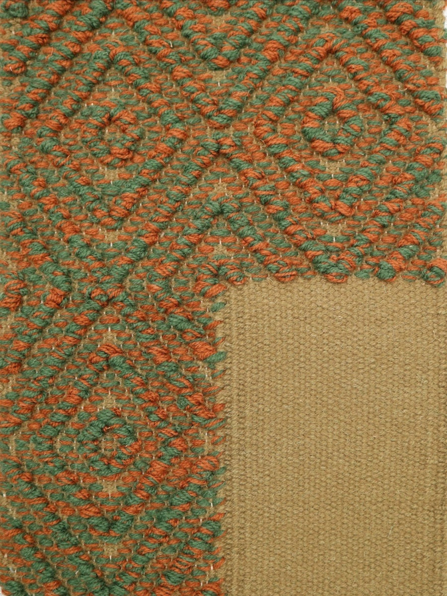 <p>Milano Frame with Bouclé in Big Dual Diamond Twill, base olive 8197, frame in Bouclé in Big Dual Diamond Twill in autumn leaves mix 8124, 4011 on the natural yarn</p>