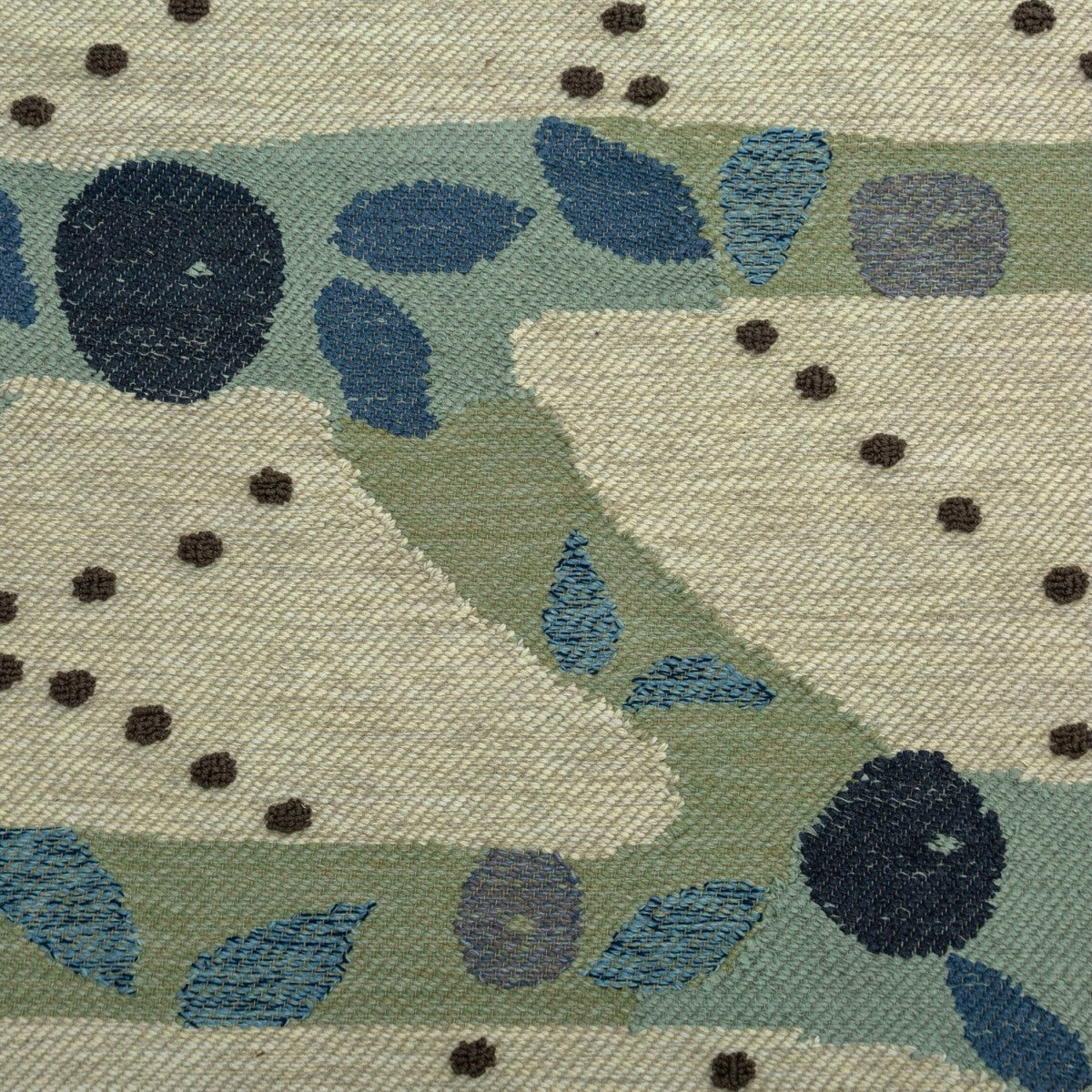 <p><meta charset="UTF-8"><meta charset="UTF-8"><span>FRAMMENTO - Indigo created by Amy Katz, Herringbone (in one turn), Base in white mix 06, 12 and 1023, Pattern: 0472, Yarn: CH016, CH033, little 4012, Laves: 0515, Yarn: 5010, 5027, 5032, Berries: 0474, Yarn: 1004, 8029, 8045, Circles in bouclé brown 1007 and stitches black 0007 and grey 0518 on the brown, natural and white yarn</span><br></p>