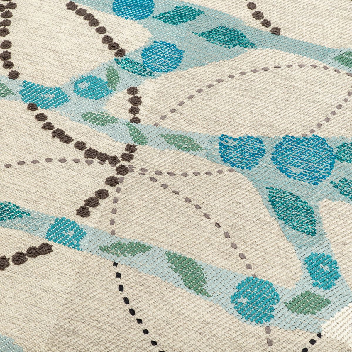 <p><meta charset="UTF-8"><meta charset="UTF-8"><span>FRAMMENTO created by Amy Katz, Herringbone (in one turn), Base in white mix 06, 12 and 1023, Organic Pattern "Trees": 1) Carpathian - main light blue mix 5011, 5012, 5032, "Leaves" in turquose mix 5005, 5008, ”Berries” in blue mix 5002, 5006, 5007; 2) Wool - main light blue 0513, "Leaves" in green 0510, ”Berries” in blue 0512; 3) Wool - main white 0430, "Leaves" and ”Berries” in white 0529 Circles: 1) in bouclé brown 1007, 2) in stitches black 0007 and grey 0518, on the white, natural and brown yarn</span><br></p>