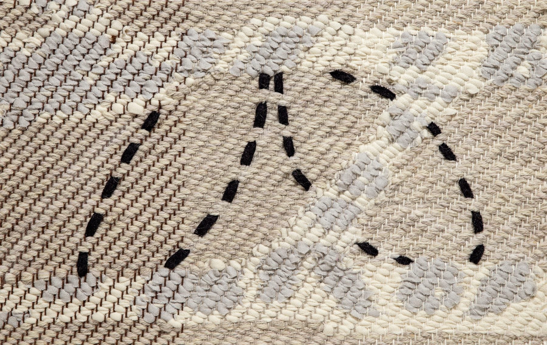 <p><meta charset="UTF-8"><meta charset="UTF-8"><span>FRAMMENTO - White created by Amy Katz, Herringbone (in one turn), Base in white mix 06, 12 and 1023, Organic Pattern "Trees": Wool - main white, "Leaves" and ”Berries” in natural white 0529; Circles in stitches black 0007, on the white, natural and brown yarn</span><br></p>