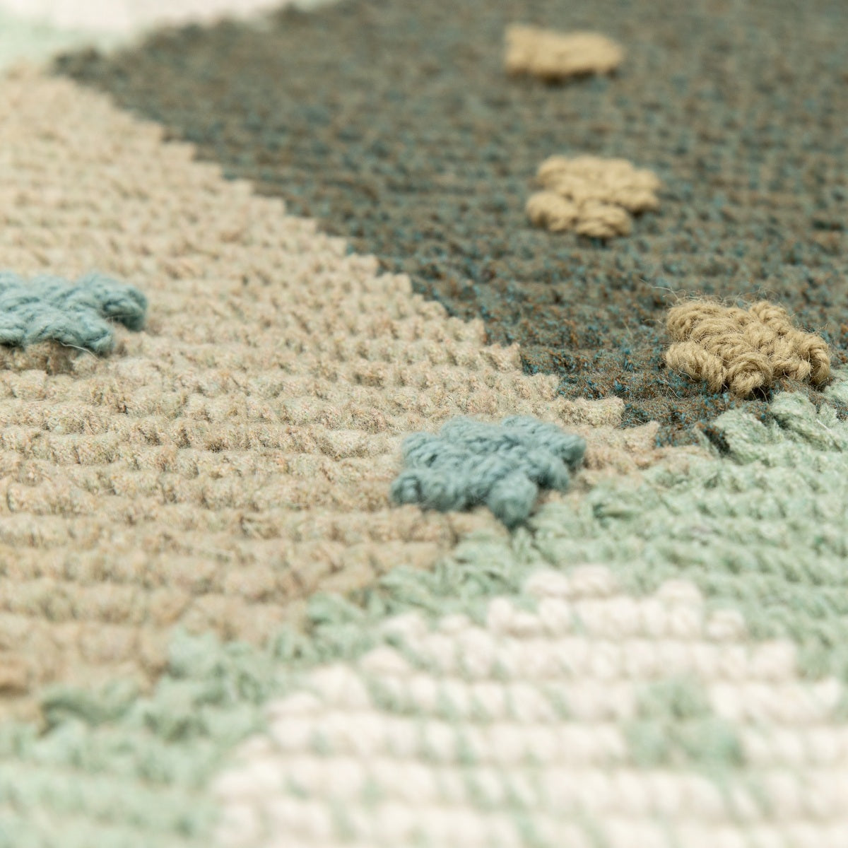 <p><meta charset="UTF-8"><meta charset="UTF-8"><span>FRAMMENTO Folklore Green created by Ami Katz, Herringbone, Base: Turquoise 0472, Yellow-Green 0434, Dark Green 0542, Pattern Turquoise 0511 and white 0529, Berries and Leaves white mix CH044, 1023, grey mix 1002, 1023, Circles: 1) in bouclé yellow-green 4012, turquoise CH4400, 2) in stitches 262 and 1005 on the natural yarn</span><br></p>