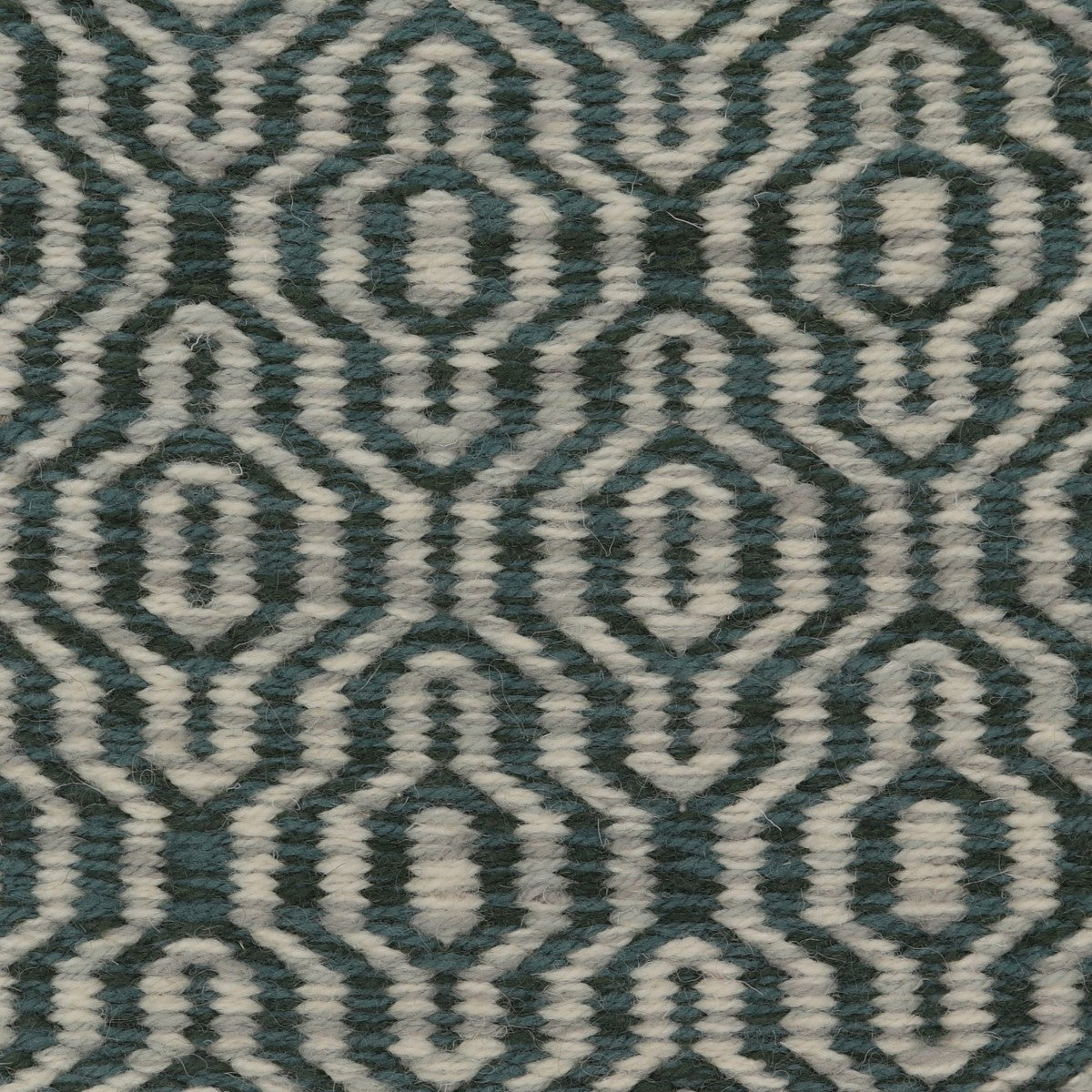 <p>Fusion Diamond Twill, 1-row blue-green mix CH3424, CH017, 2-row CH033, 1009, 06 on the natural yarn</p>