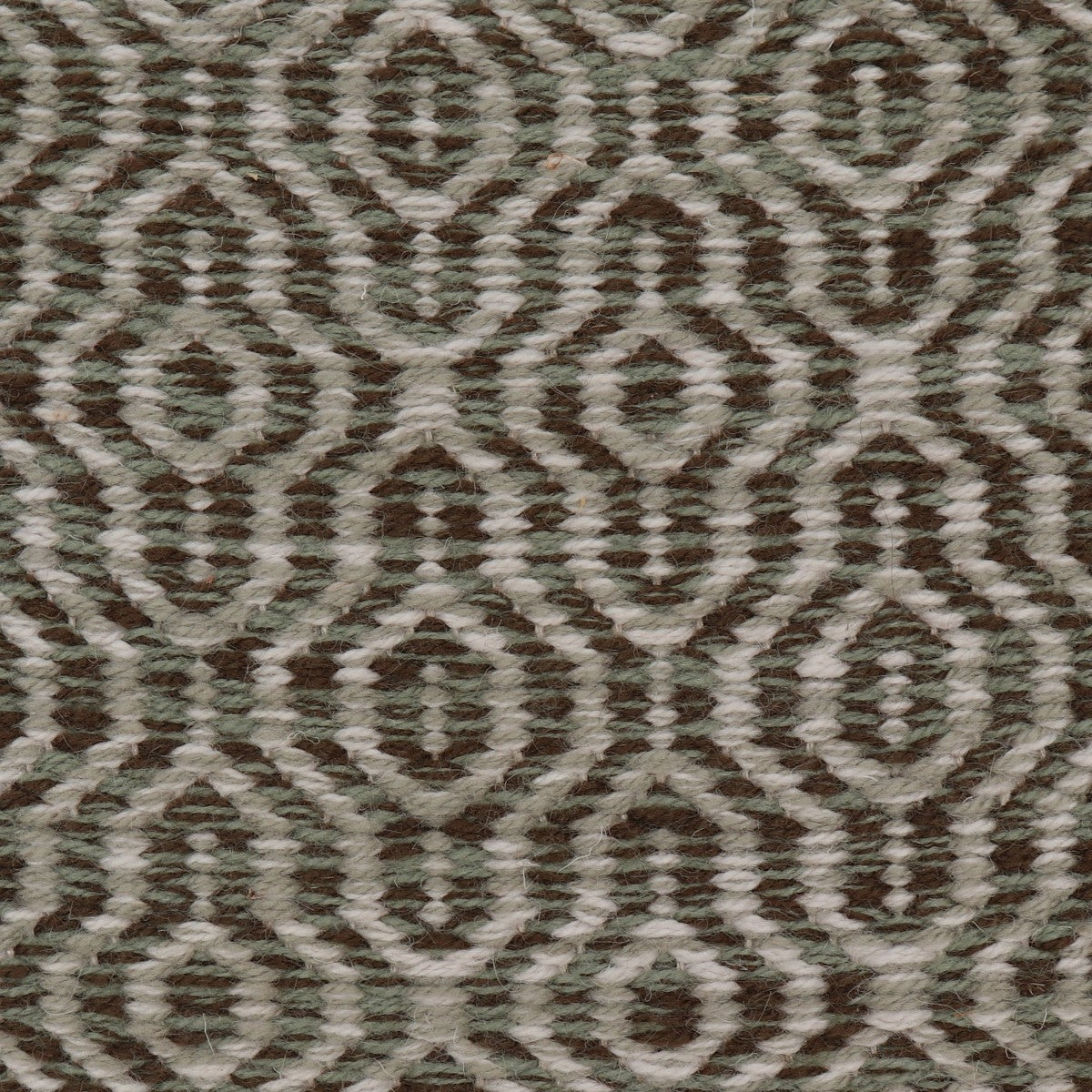 <p>Fusion Diamond Twill, 1-row mix 1025, CH4326, 2-row grey 1011, 1023 on the natural yarn</p>