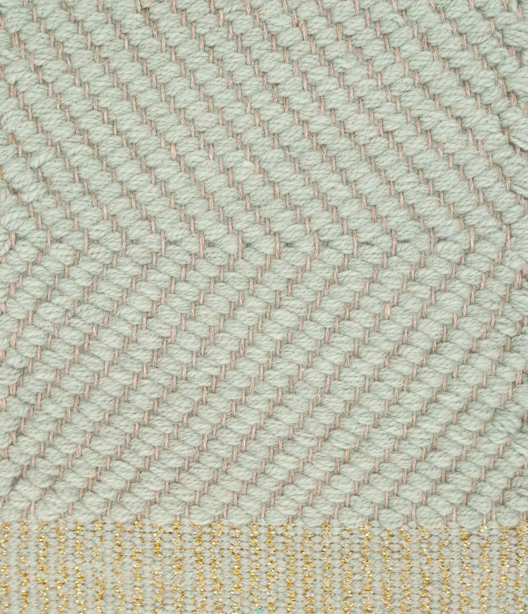 <p>Herringbone, aqua blue mix CH033, CH4360, striped woven ending in mix of CH033, CH033 with gold lurex (2 thr.) on the natural yarn</p>