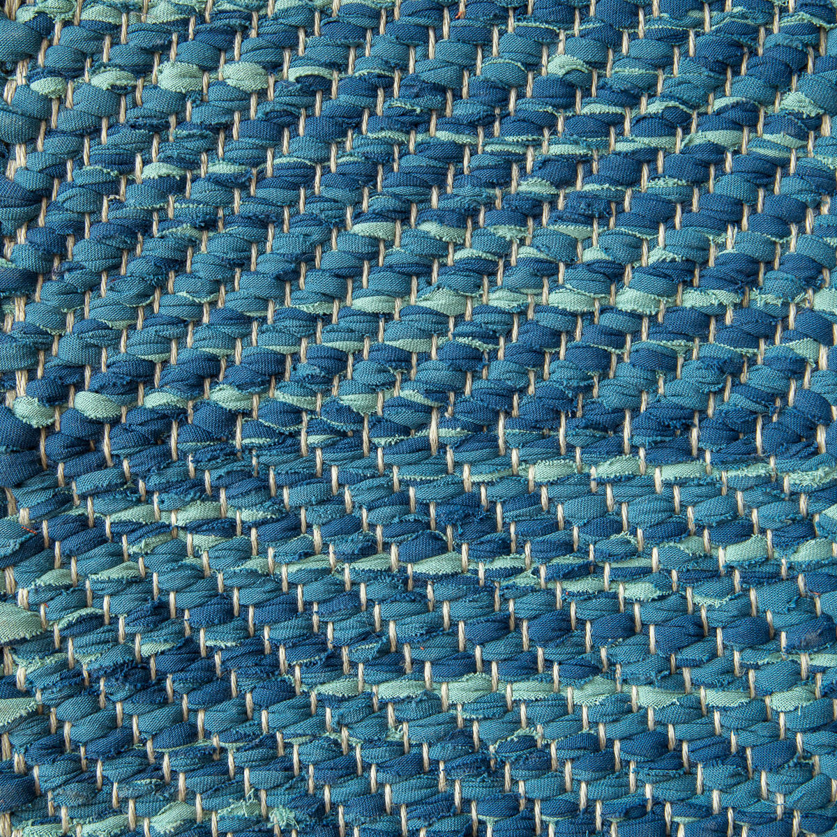 <p>Herringbone, blue mix 404, 518, effect green 407 on natural yarn</p>
