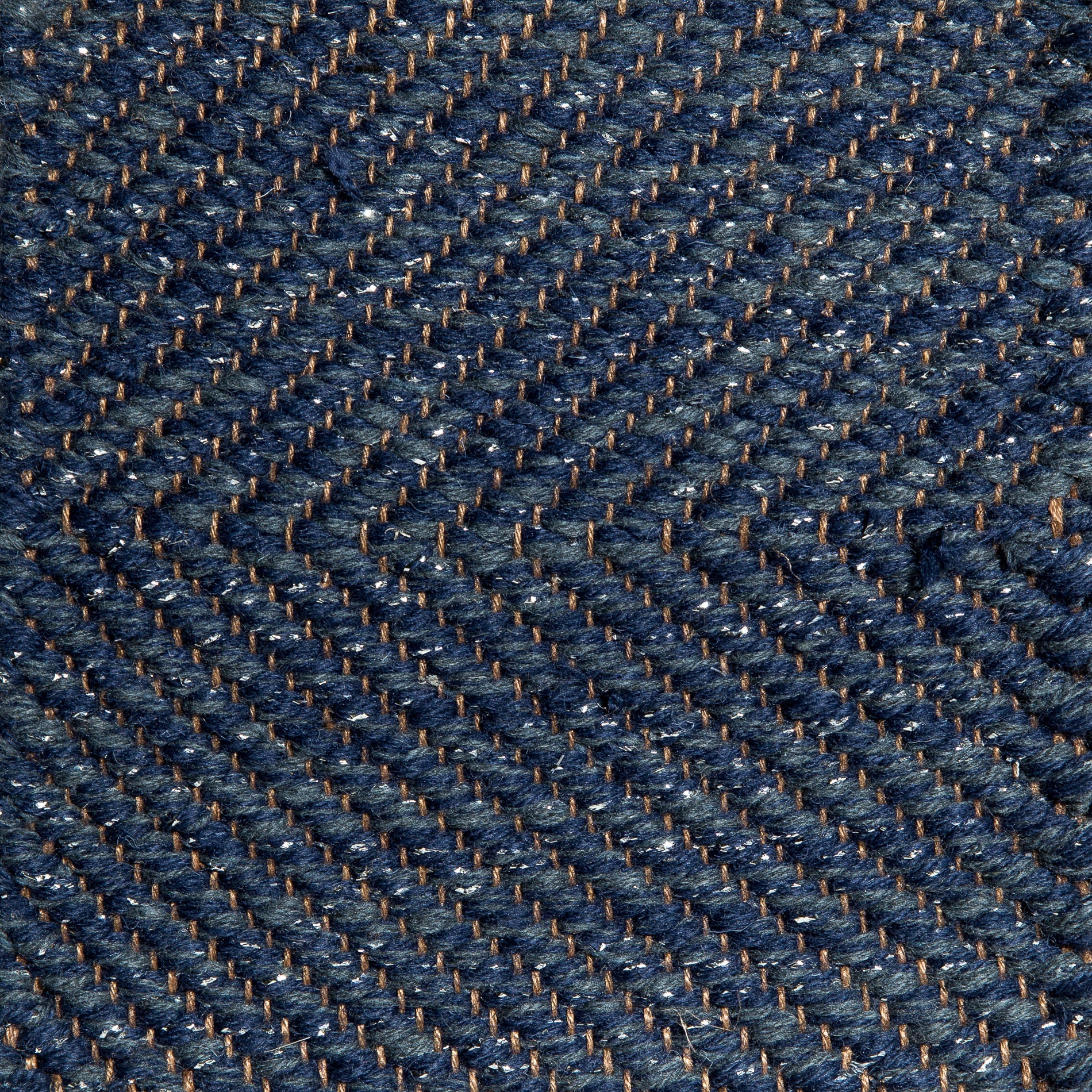 <p>Herringbone, blue mix 504, 5027, 5027 with silver metallic effects (1 thr.) on the brown yarn</p>
