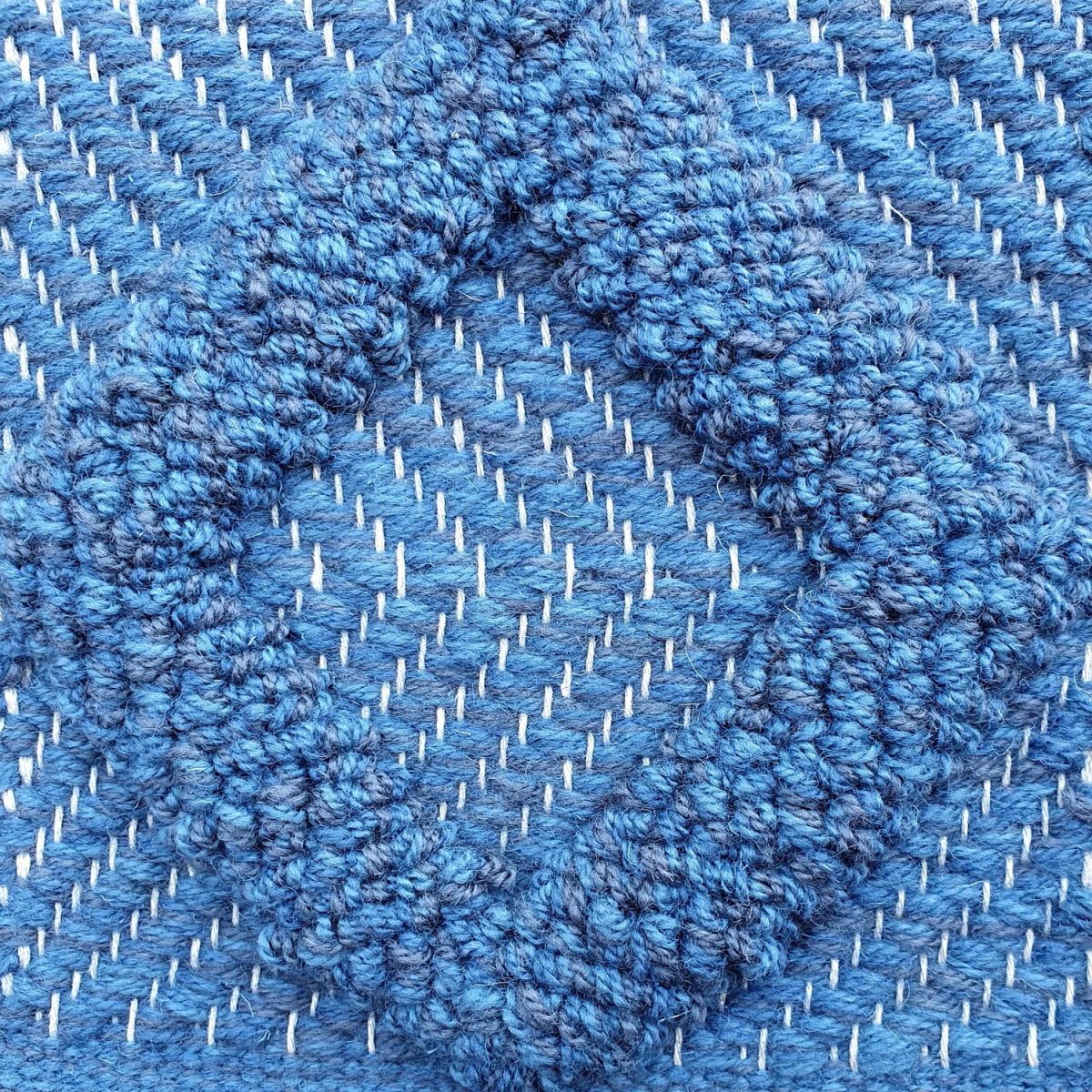 <p>Herringbone with Boucle Diamond, blue mix 8053, 8602, 8603 on the natural yarn</p>