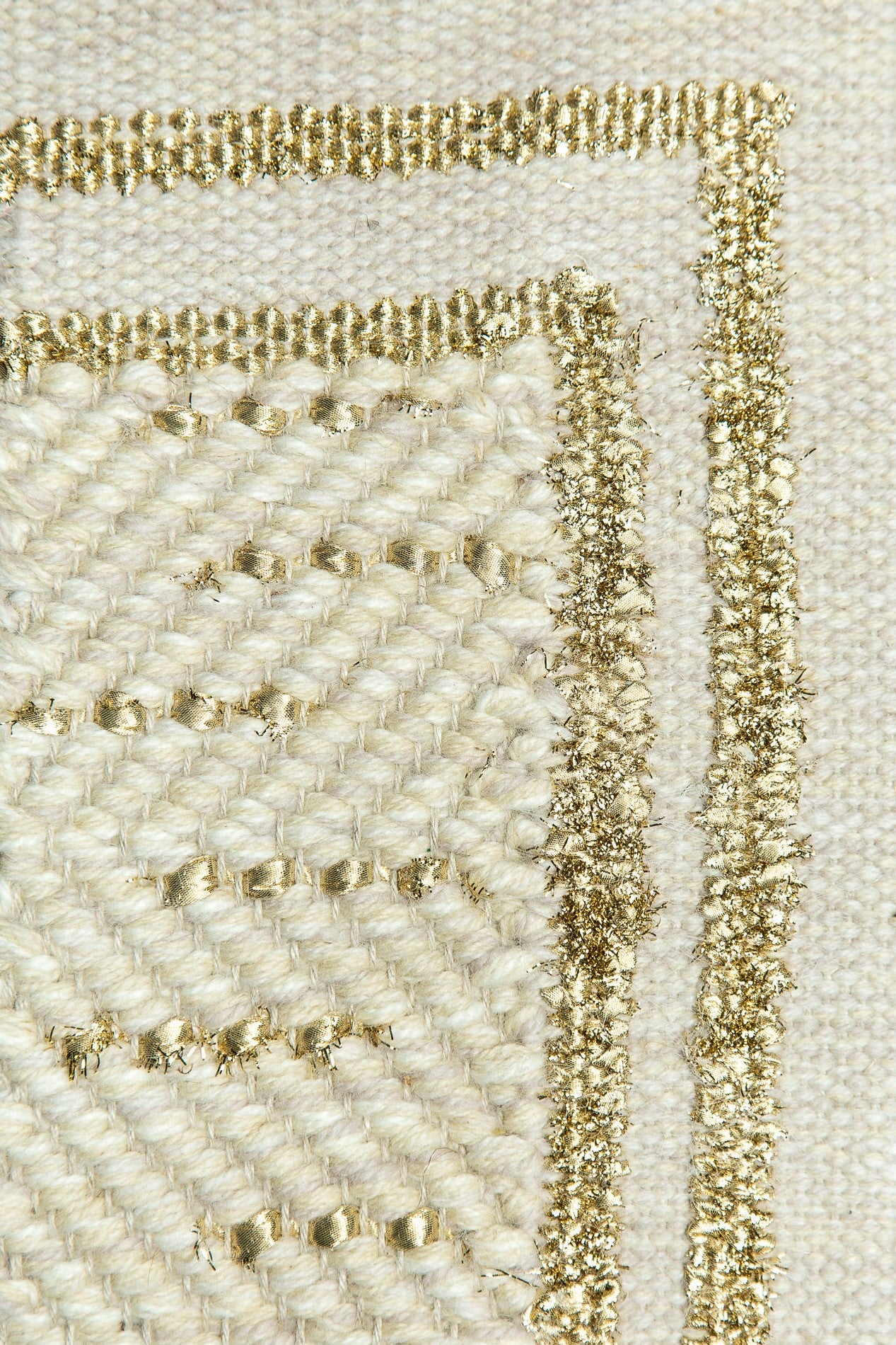 <p>Herringbone with Single Weave Frame, cream mix 6023, 1023, CH044, CH1004, CH1014, frame and effects in GOLD Brocade on the natural yarn</p>