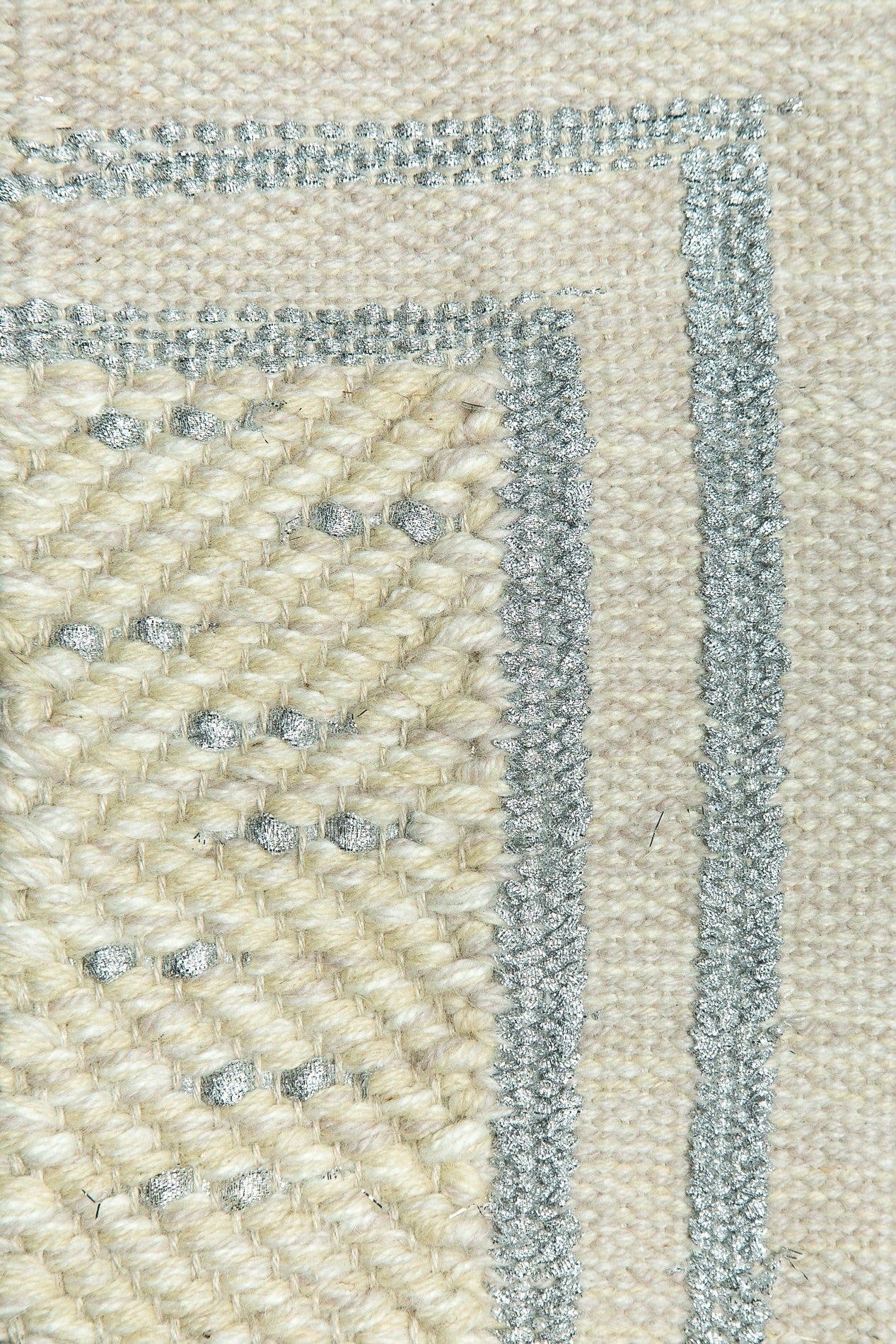 <p>Herringbone with Single Weave Frame, cream mix 6023, 1023, CH044, CH1004, CH1014, frame and effects in Silver Ribbon on the natural yarn</p>