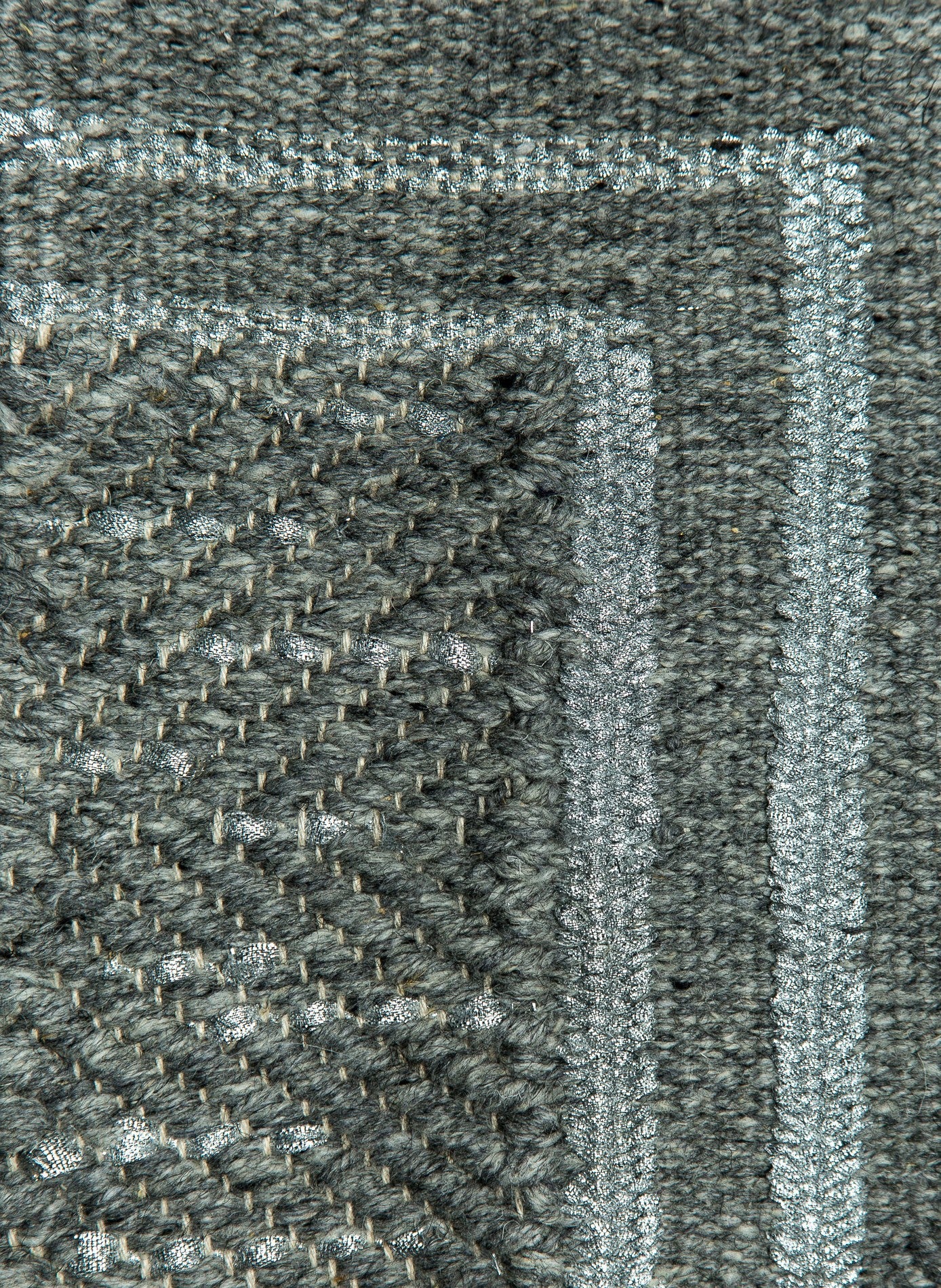 <p>Herringbone with Single Weave Frame, grey mix 04, 08 frame and effects in Silver Ribbon on the natural yarn</p>