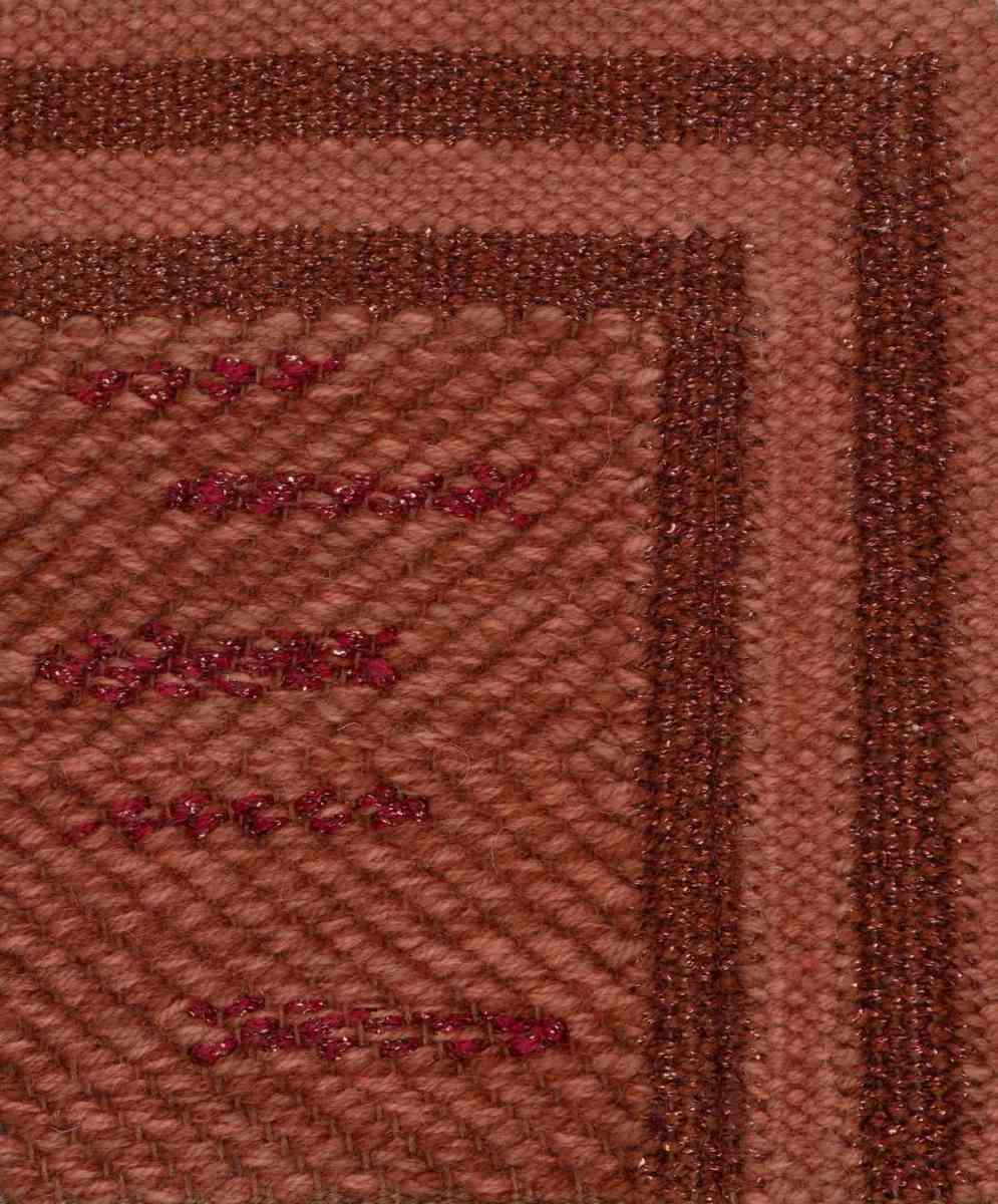 <p>Herringbone with Single Weave Frame, herringbone in mix 8119, 6008, 6002, effects in 3011 with bronze lurex, frame in Single Weave in 8119, 6008, stripes in frame in 6002 with bronze lurex on the brown yarn</p>