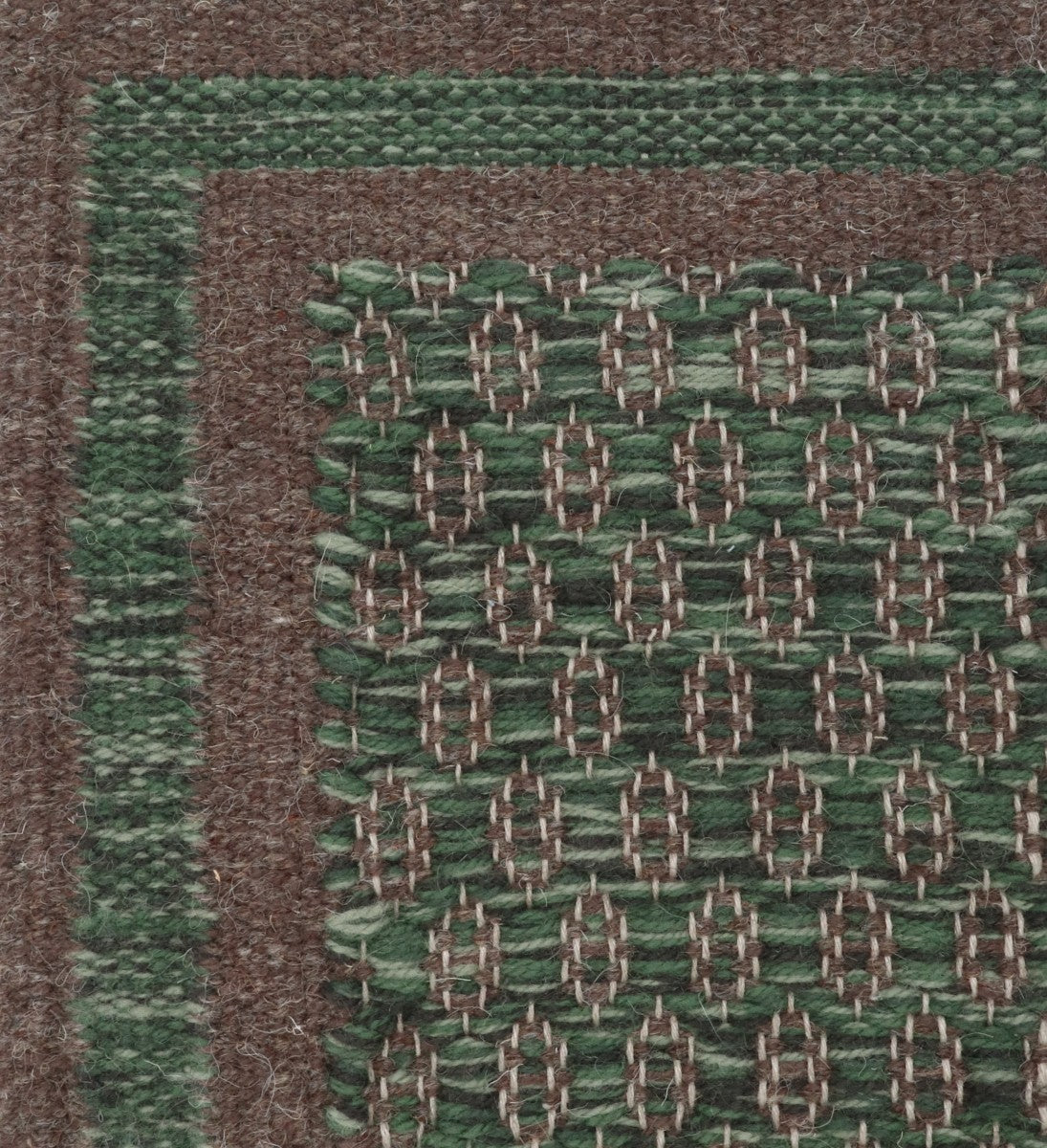 <p>Honeycombs with Single Weave Frame, main green mix CH017, 4011, 1025, CH7878, inside brown mix 6005, 17, frame in brown mix 6005, 17, with stripe in green mix CH017, 4011, 1025, CH7878 on the natural yarn</p>