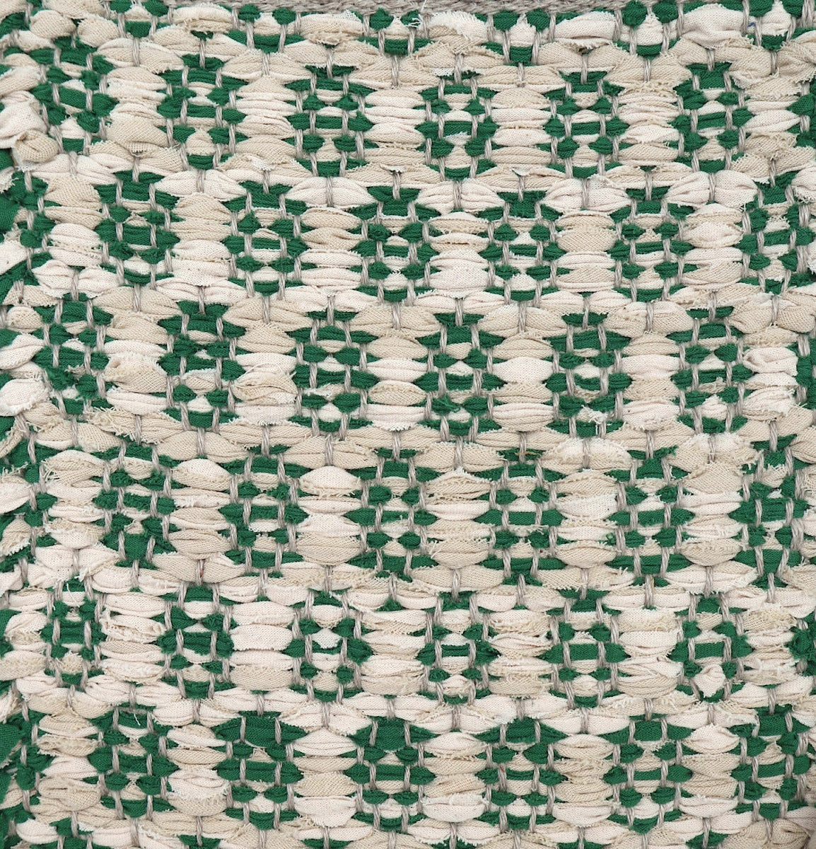 <p>Honeycombs, main 104, 216, inside green 450 light on the natural yarn</p>