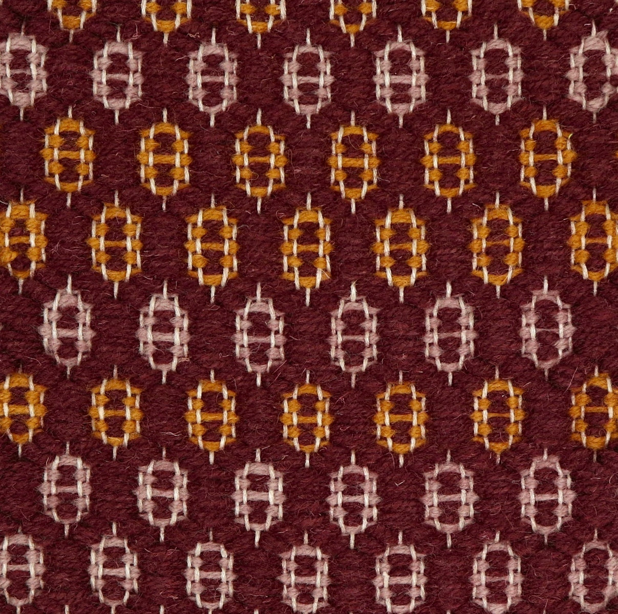 <p>Honeycombs Double-Coloured, main burgundy CH5226, inside pink dust 8128, inside honey gold CH018 on the natural yarn</p>