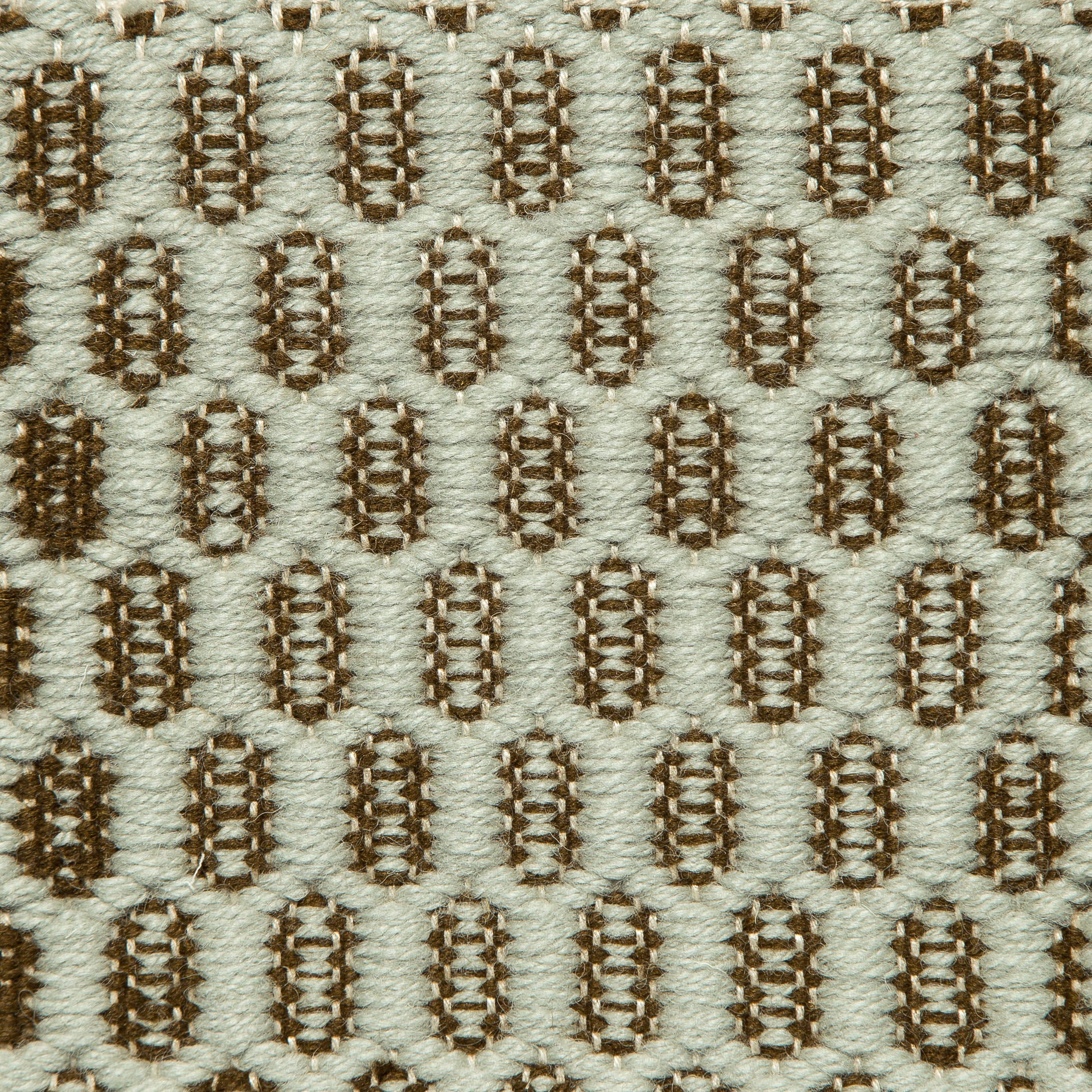 <p>Honeycombs, main grey CH4360, inside dark brown CH4225 on the natural yarn</p>