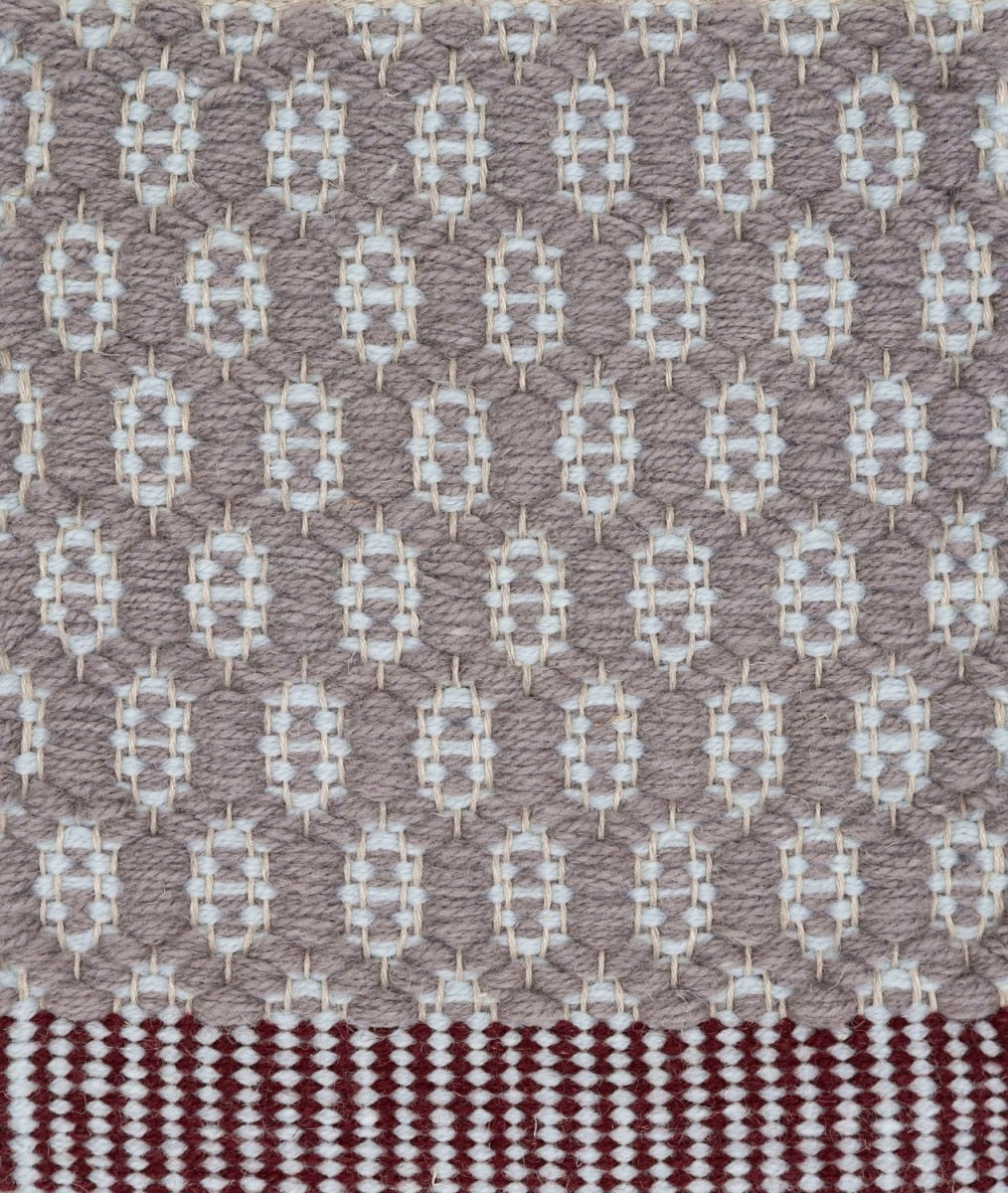 <p>Honeycombs, main lavender grey 1004, inside blue CH054, striped woven ending in mix of CH5226, CH054 on the natural yarn</p>