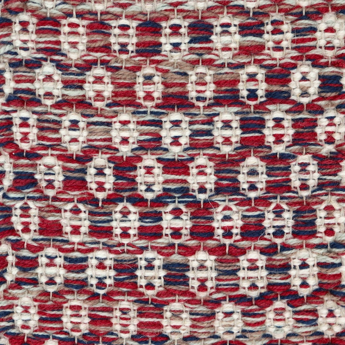 <p>Honeycombs, main mix of CH4360, 5027, 6037, 6018, 3011; inside grey mix 12, CH044 on the natural yarn</p>