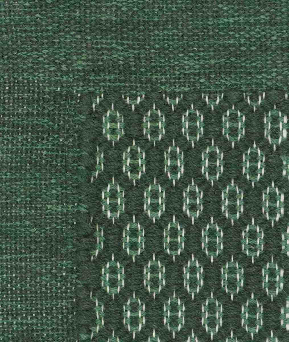 <p>Honeycombs with Single Weave Frame (Mixed), main green 4011, inside green 4006 on the white yarn</p>