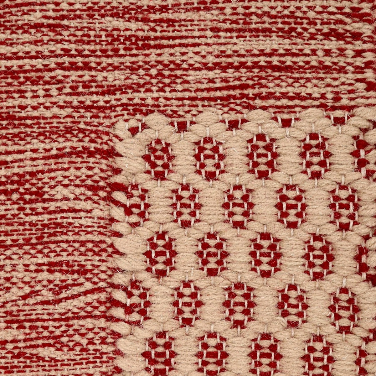 <p>Honeycombs with Single Weave Frame, main beige 6040, inside red 3015, frame mix 6040, 3015 on the natural yarn</p>