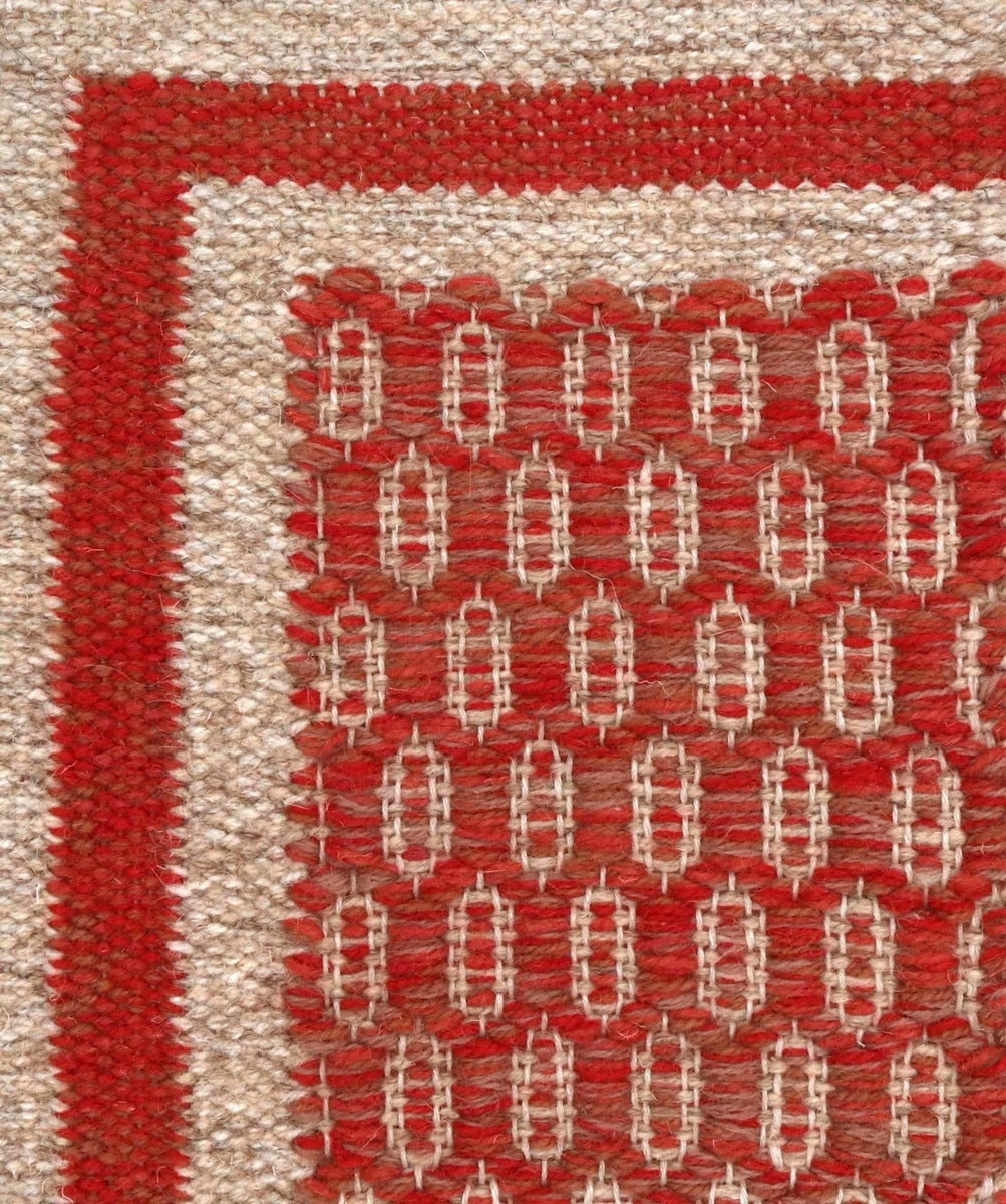 <p>Honeycomb with Single Weave Frame, main mix 6013, 6008, 8154, 8153; inside beige mix 03, 02, 6040; frame in beige mix 12, 03, 02, with stripe in red mix 6008, 8154, 8153 on the natural yarn</p>