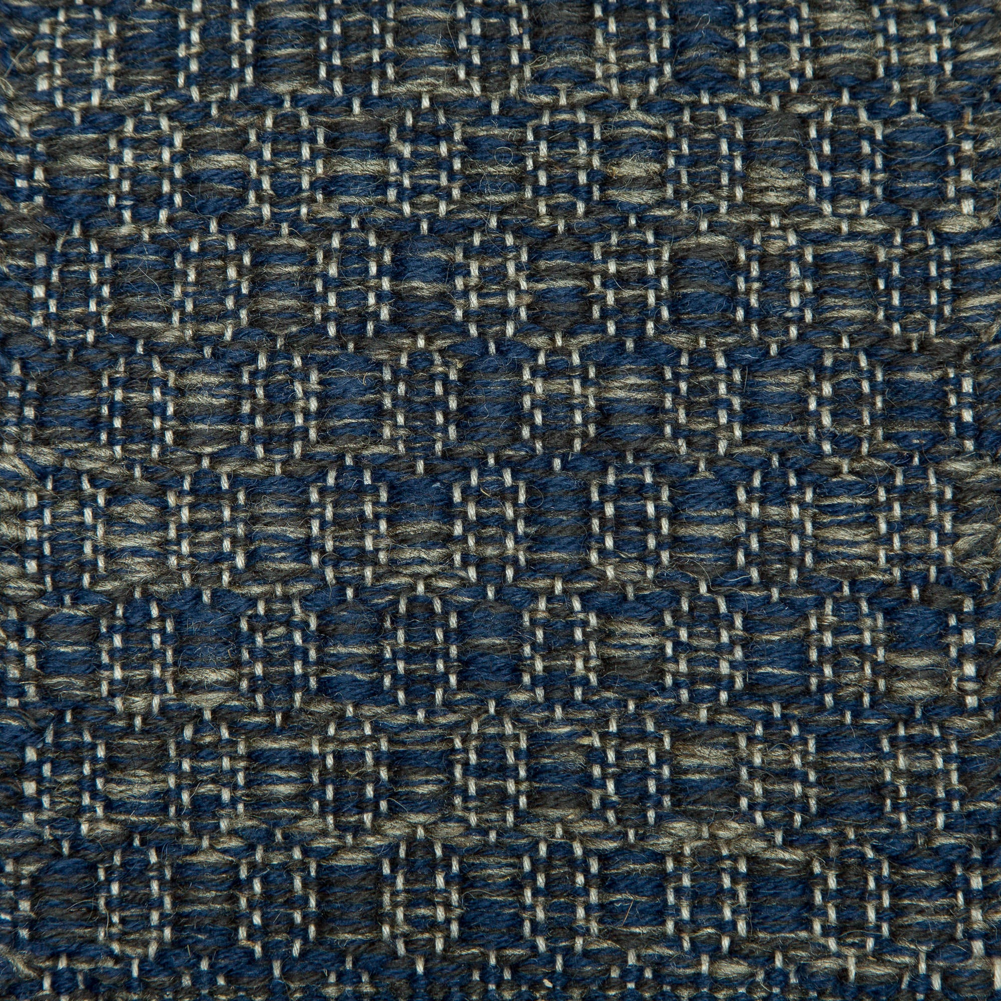 <p>Honeycoms, mix of dark blue 5027 and dark grey 6020, 11 on the natural yarn</p>